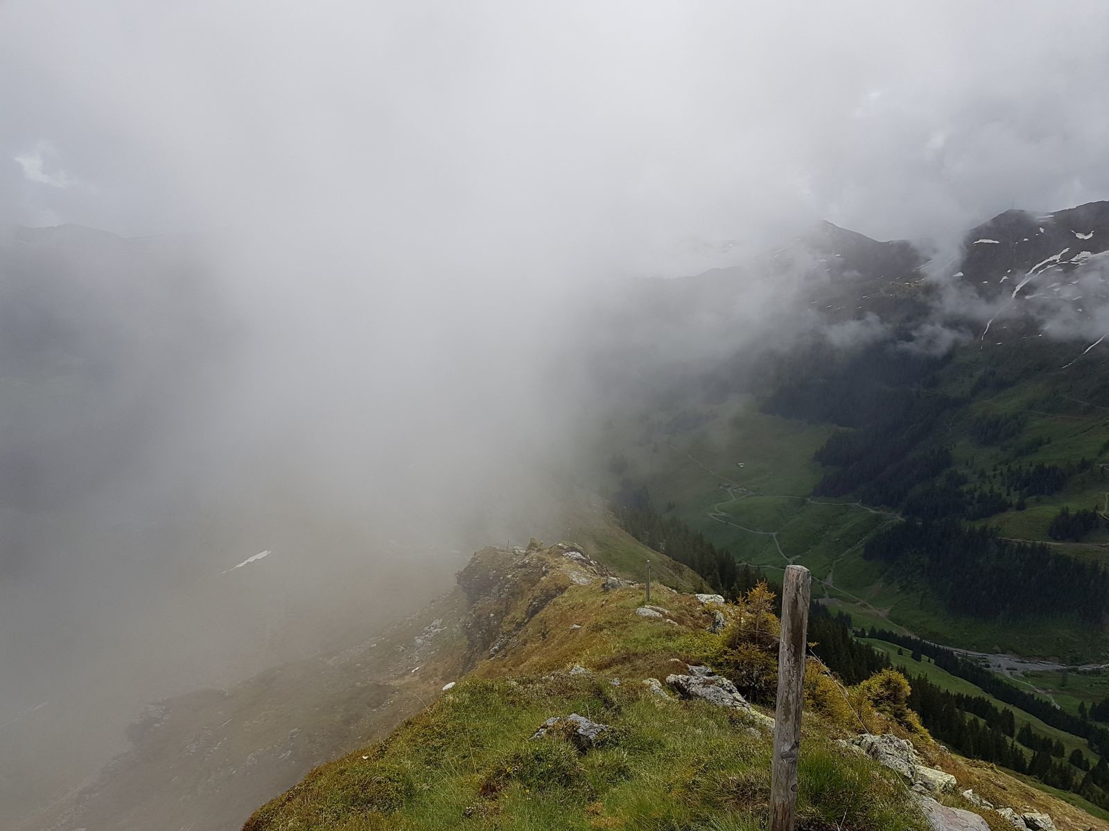 Wir liefen hier weiter. Landschaftlich war das ein Traum und Spaß machte es auch! Aber einen Fehltritt sollte man hier auch vermeiden!