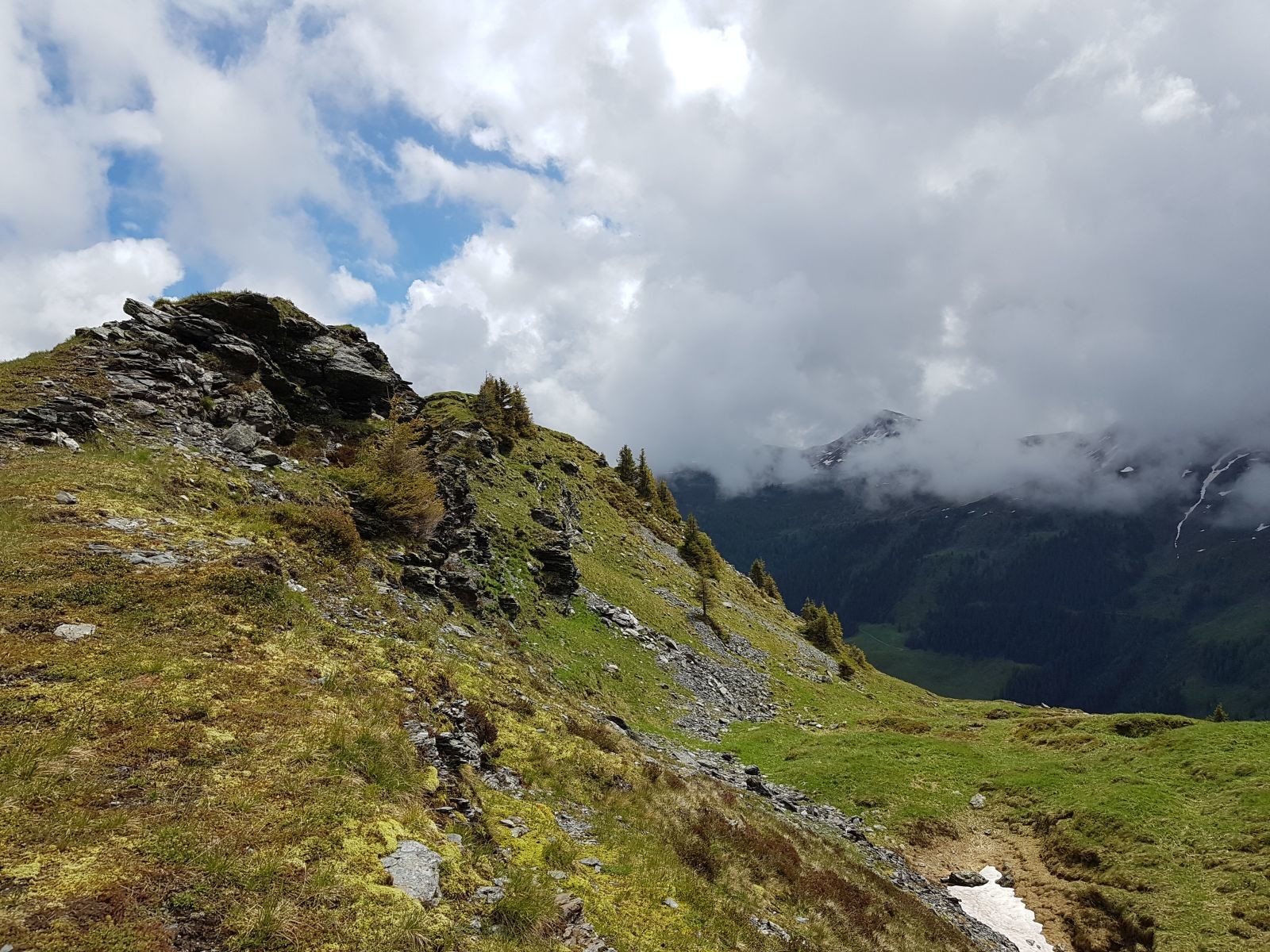 Wir gingen links hoch. Langsam kam uns das Ganze schon etwas suspekt vor.