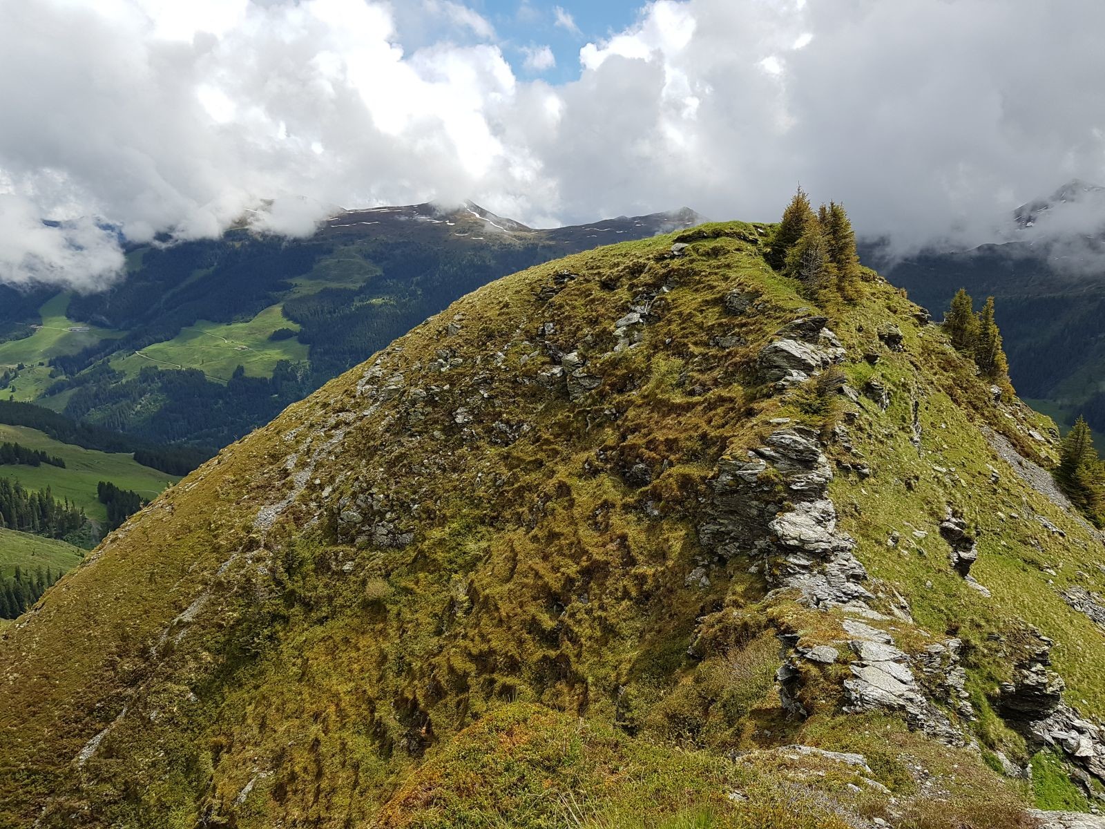 Hier war es dann extrem steil! In der Mitte nahmen wir die kleine Steinbrücke um weiterzumkommen...