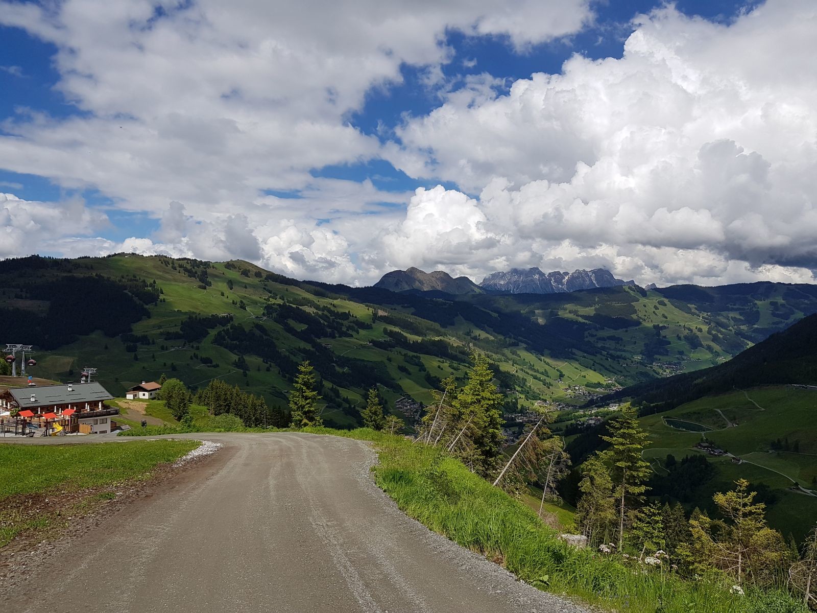 Endlich an der Mittelstation. Hinten sieht man sogar das Spielberhorn (l.) und die Leoganger Steinberge (r.)
