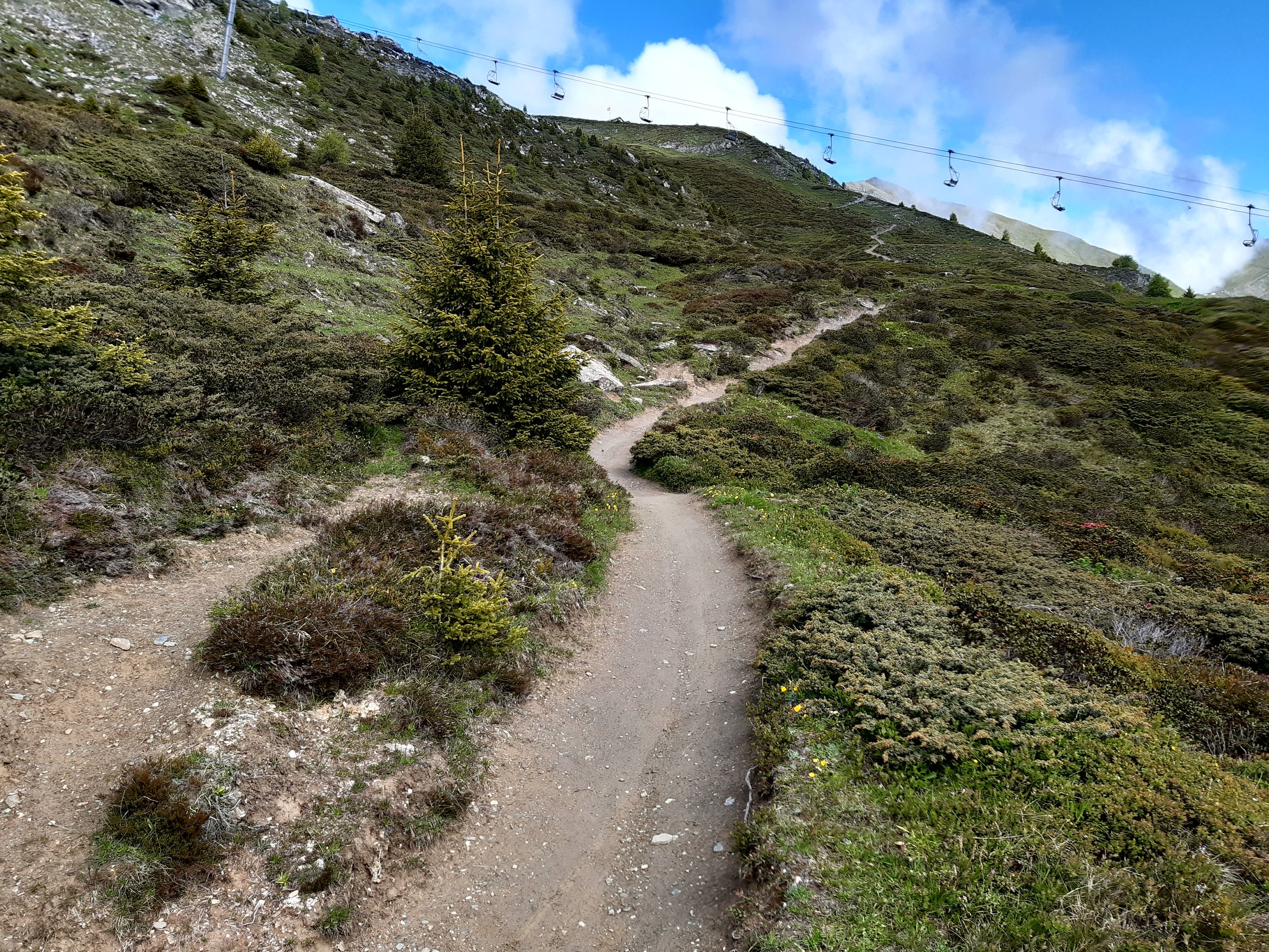 Weg von der Junehütte nach Tgantieni in der oberen Hälfte. Im Hintergrund die 3KSB Scalottas.