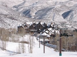 46-4KSB Bachelor Gulch Express und namensgebendes Resort im Zoom.jpg