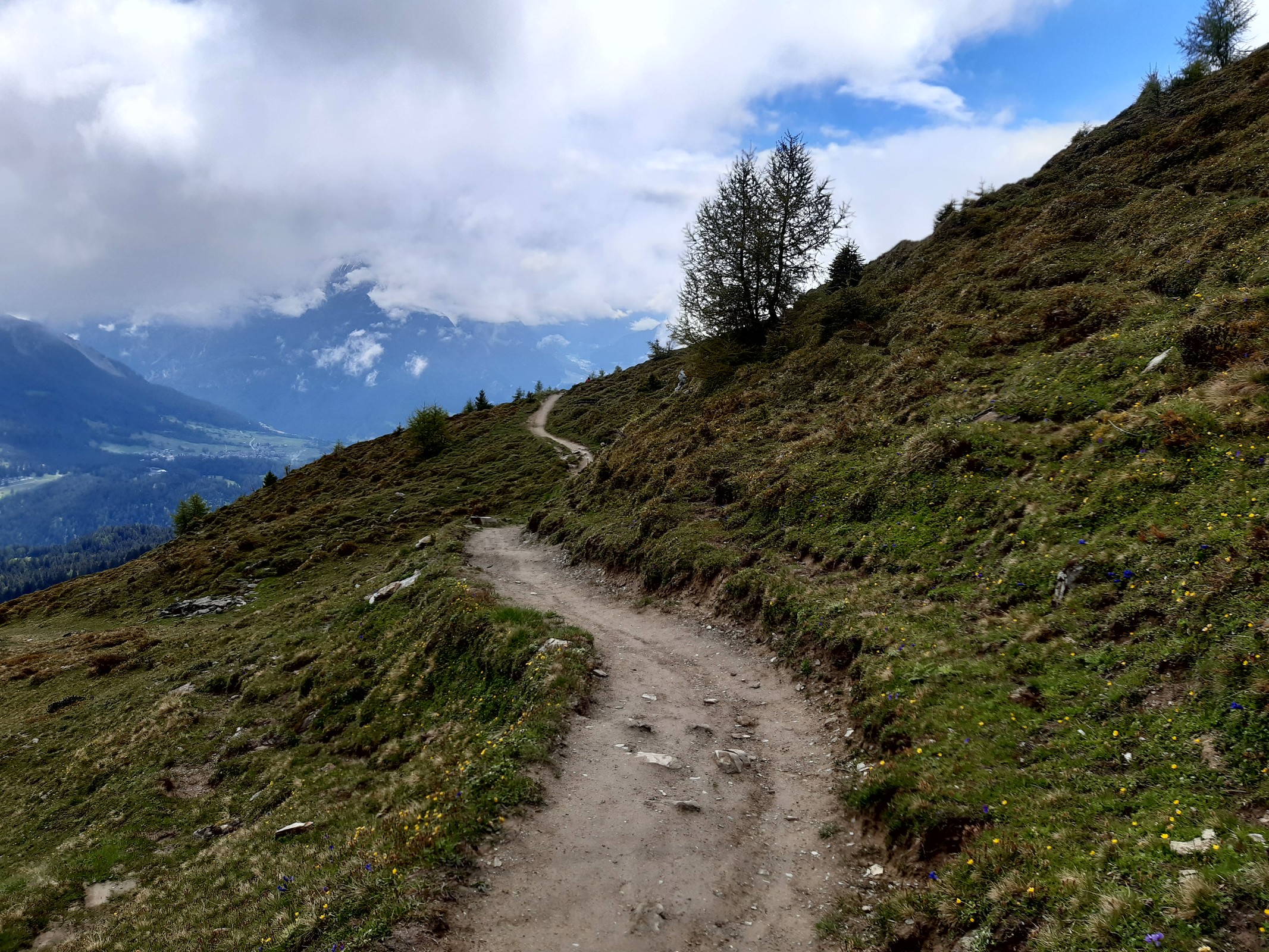 Der Weg startet gemütlich und macht wenige Tiefenmeter.