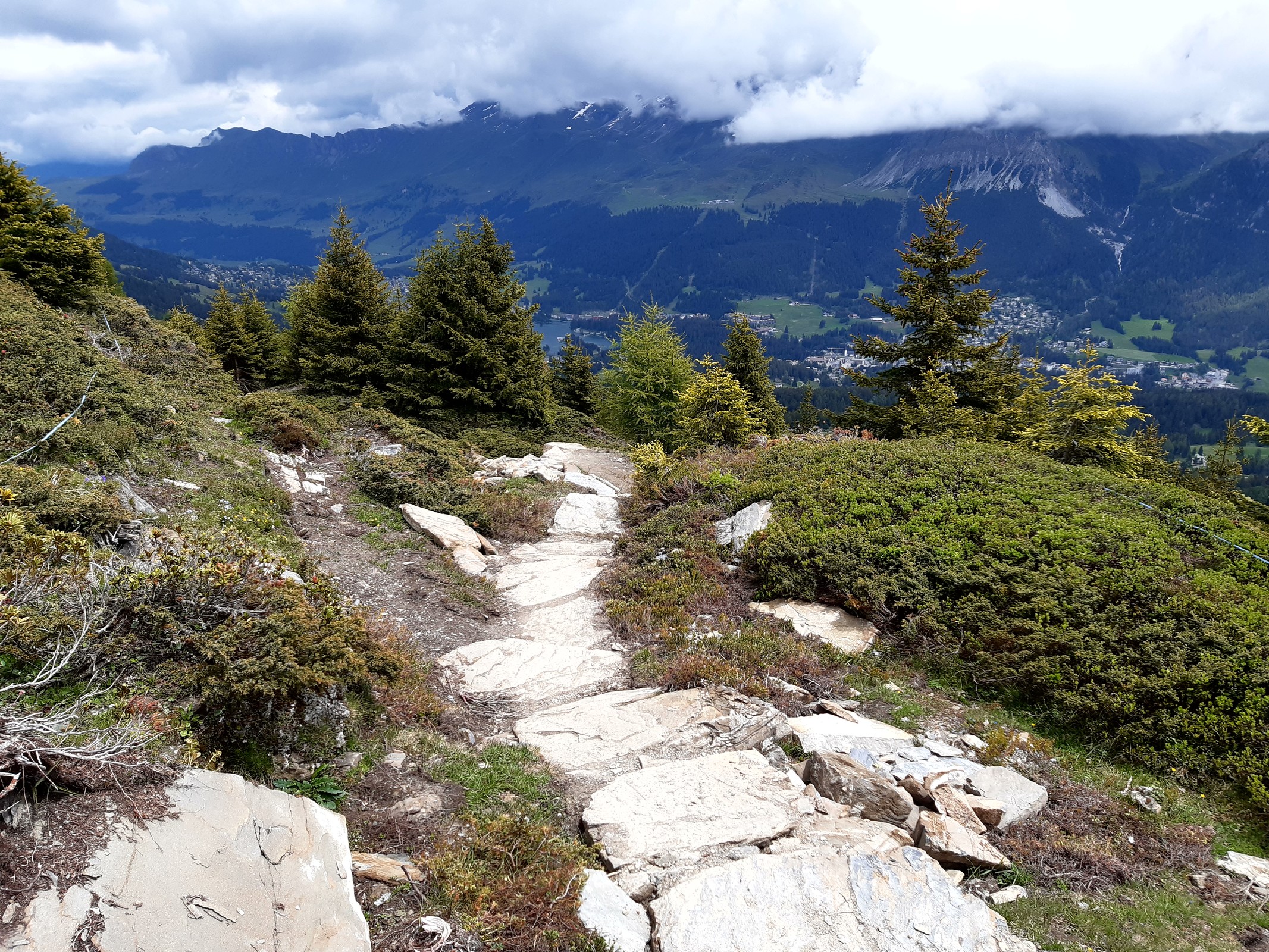 Oft führt der Trail über Felsplatten wie diese.