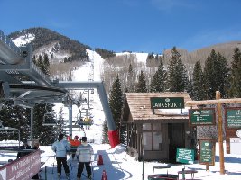 Rechts unten das Hinweis-Schild auf die neue KSB. Der neue Express-Lift für die 1,5 km und 465 Hm wertet das Skigebiet nochmals auf