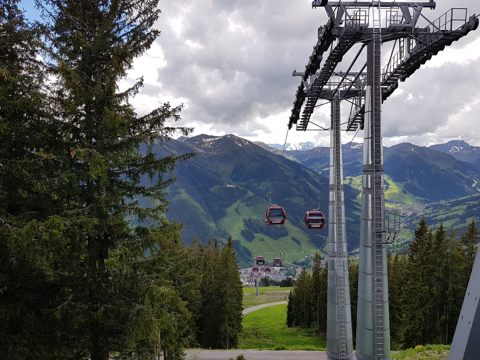 Trasse mit den Schattbergen und Zwölferkogel im Hintergrund