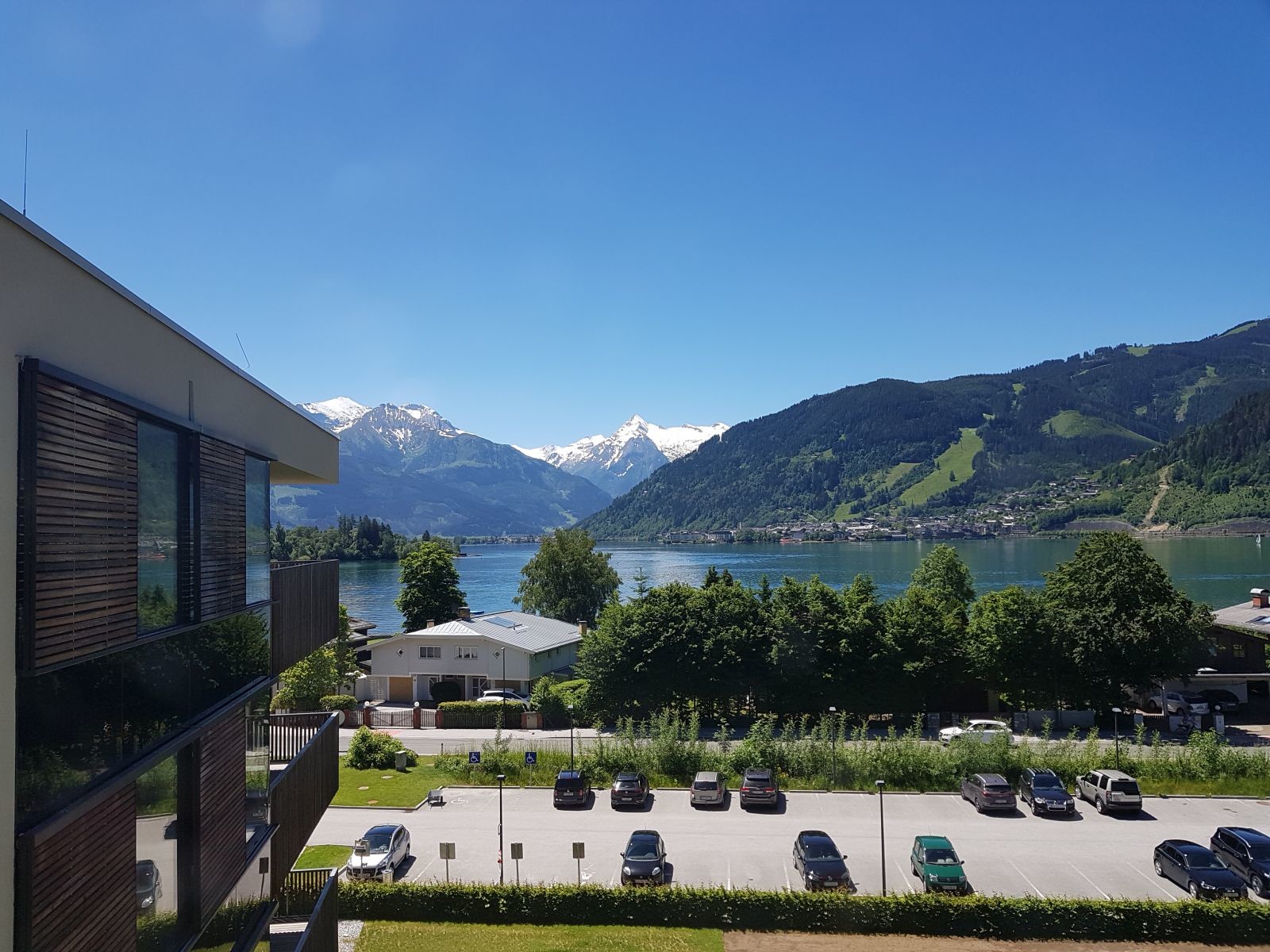 Blick aus dem Tauernklinikum auf den Zeller See und das Kitzsteinhorn. Was ein Krankenhausausblick, den ich lieber aktiv miterleben würde!