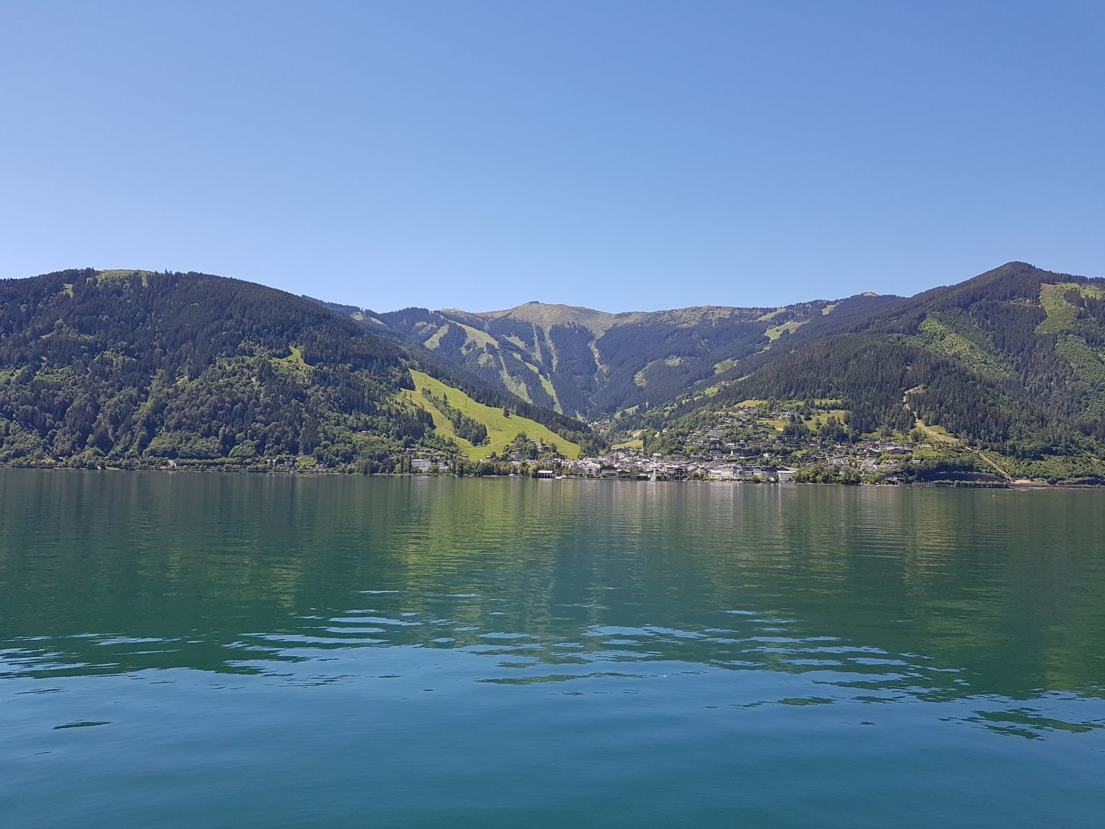 Nach der vorläufigen Entlassung am Ufer des Sees mit verlockendem Blick ins komplette Skigebiet. Links der cityXpress, weiter rechts der Schmittengipfel mit darunterliegender Trassabfahrt, und ganz rechts der Sonnkogelbereich. Schön, ich freue mich auf den Winter, wenn ich das alles erkunden darf!