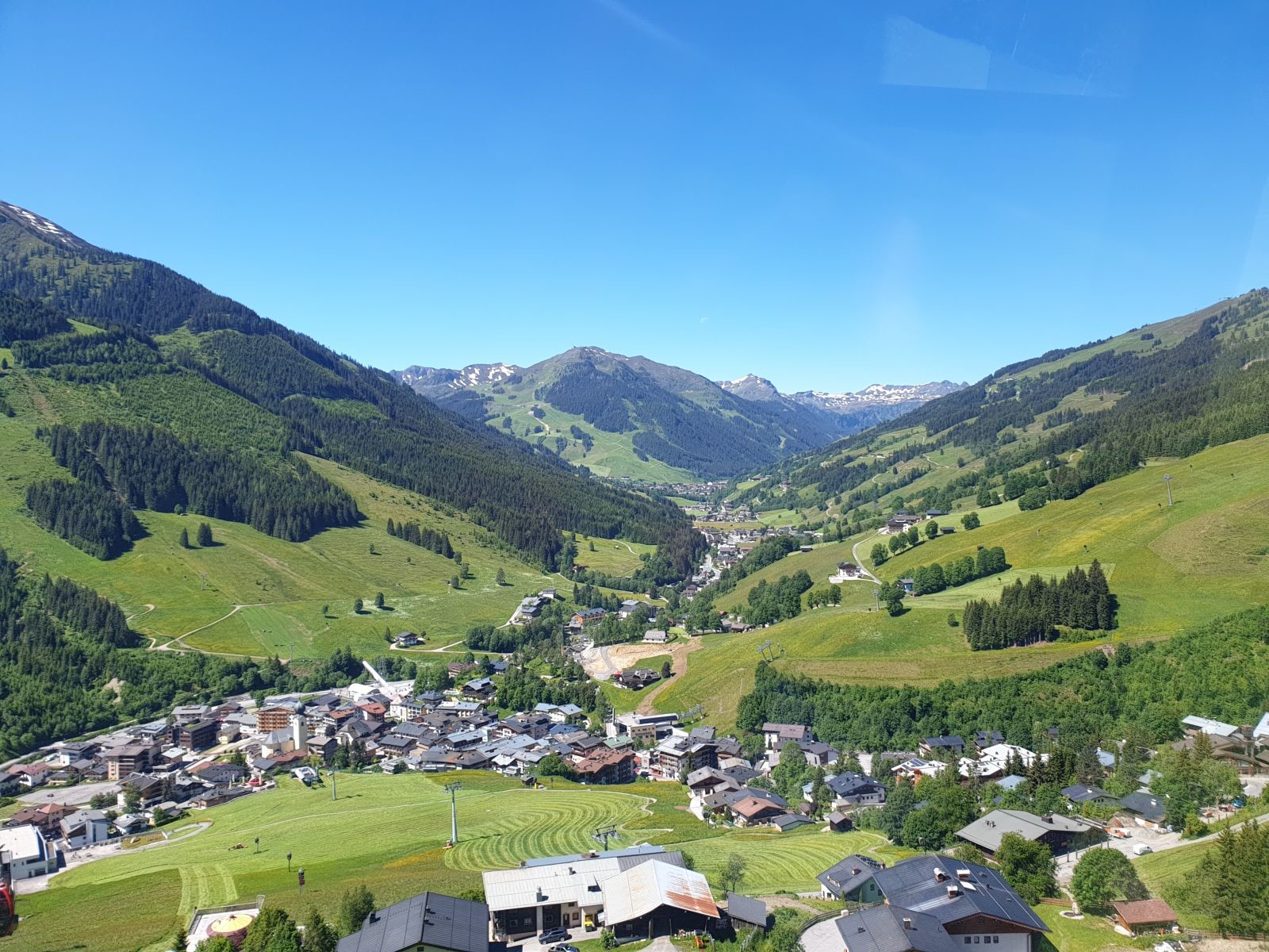 Weitblick ins Tal aus der Gondel
