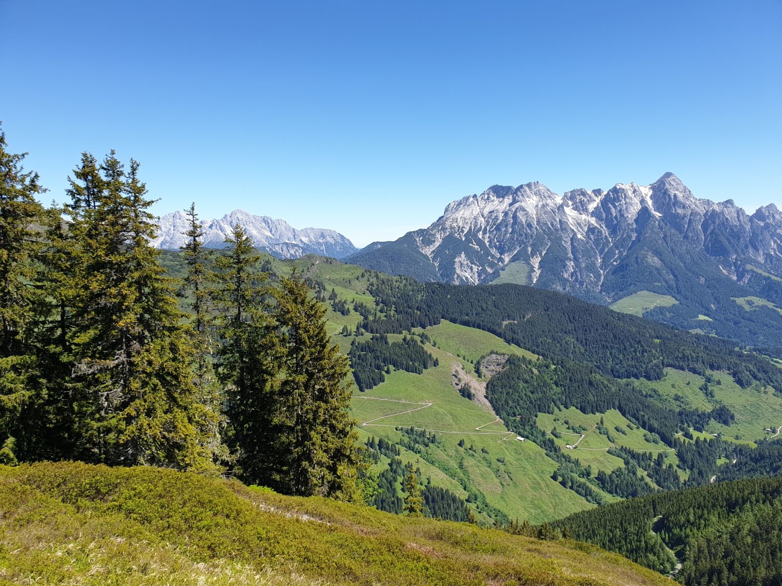 Und, noch schöner, mit den Loferer Steinbergen zusammen. Auch im Sommer ein traumhafter Anblick!