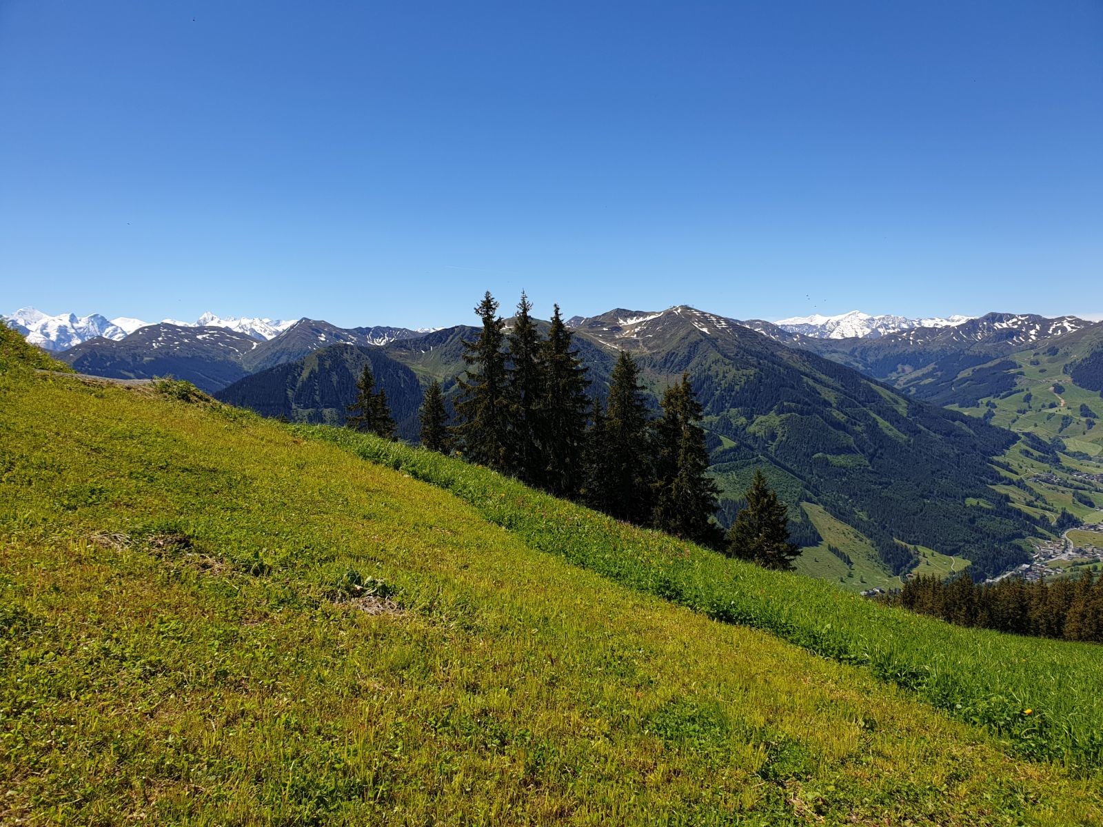 Am Start der roten 153 bzw. am Start des Weges. Das geschulte Auge erkennt in der linken Bildhälfte hinter dem grünen Tal das spitze Kitzsteinhorn und, wenn man ganz genau hin sieht, etwas rechts daneben den Großglockner mit der charakteristischen Doppelspitze ;-)