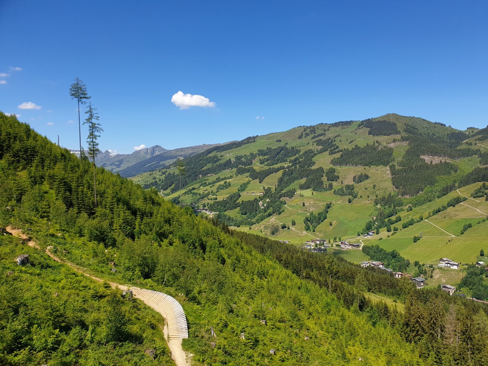 Seitenblick taleinwärts nach Westen und zum schweren Biketrail "X-Line"