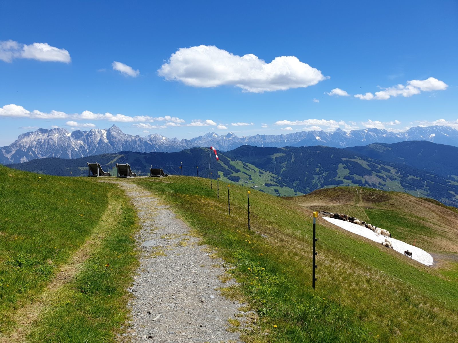 Angekommen am Gipfel. Der Blick schweift von den Leoganger Steinbergen über den Watzmann und das Steinerne Meer bis rüber zum Hochkönig (von r. nach l.).