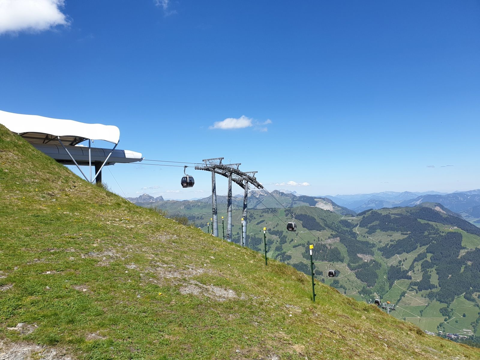 Einfahrt der EUB, die "Stationseinhausungen" wirken etwas eigenartig, luftig. Die Fernsicht ist echt gut. Man sieht hinter dem Reckmoos sogar den Wilden Kaiser ;-)