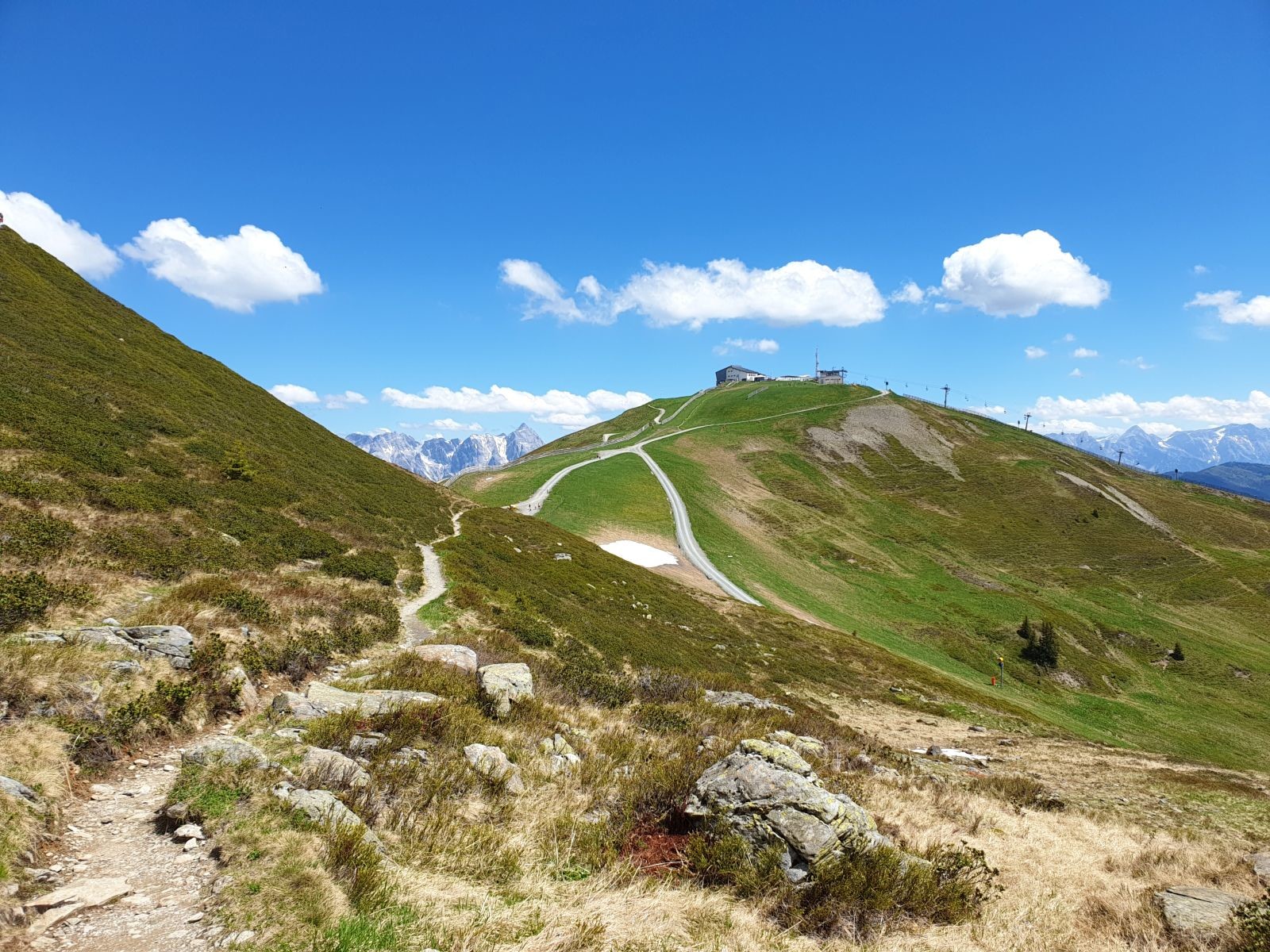Die Wanderung beginnt. Hier bei der östlichen Umgehung des Mittelgipfels auf einem schönen Pfad.