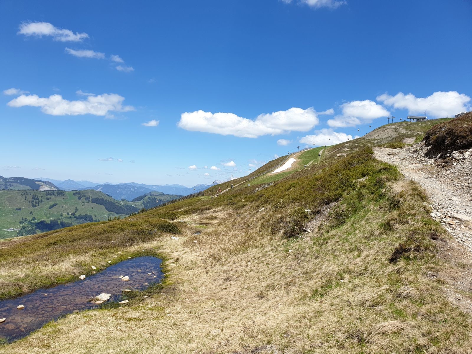 Die Westgipfelbahn kommt in Sicht, aber es geht links weiter.
