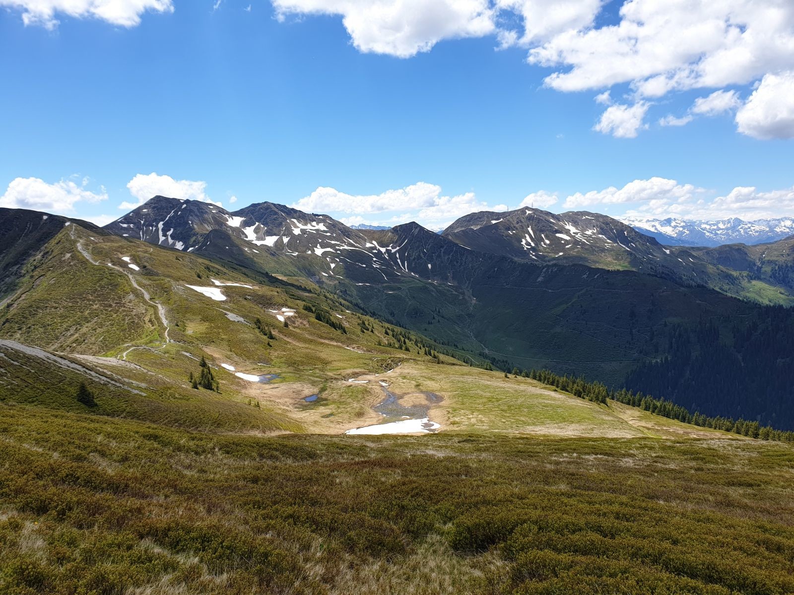 Links sieht man den weiteren Wegverlauf des ursprünglich für Donnerstag geplanten vollständigen Panoramwegs. Nun geht es aber links hoch nach Osten auf den Stemmerkogel.