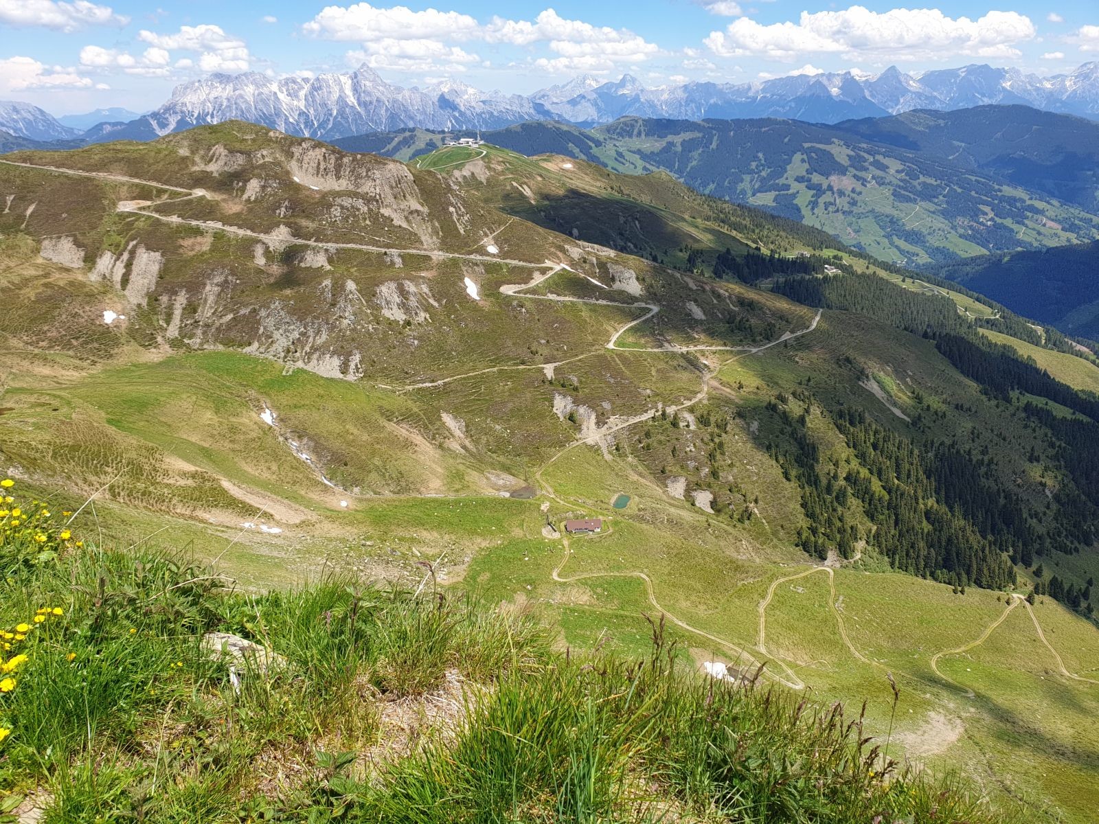 Man sieht auch den Bereich Schönleiten mit dem Wildenkarkogel sowie viele weitere, nun bereits bekannte Berge.