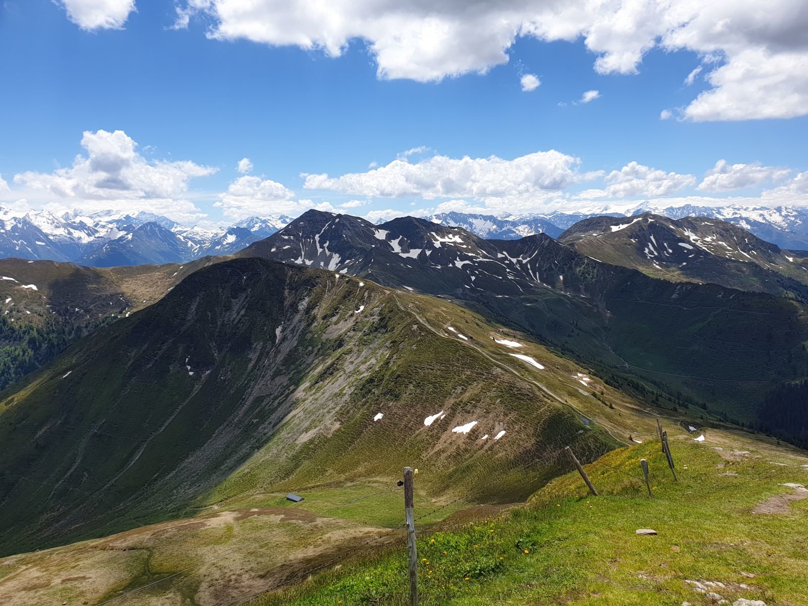 Noch ein letzter Rückblick, denn einen wichtigen Gipfel haben wir noch vergessen! Über dem Grasberg ganz rechts thront der Großvenediger!