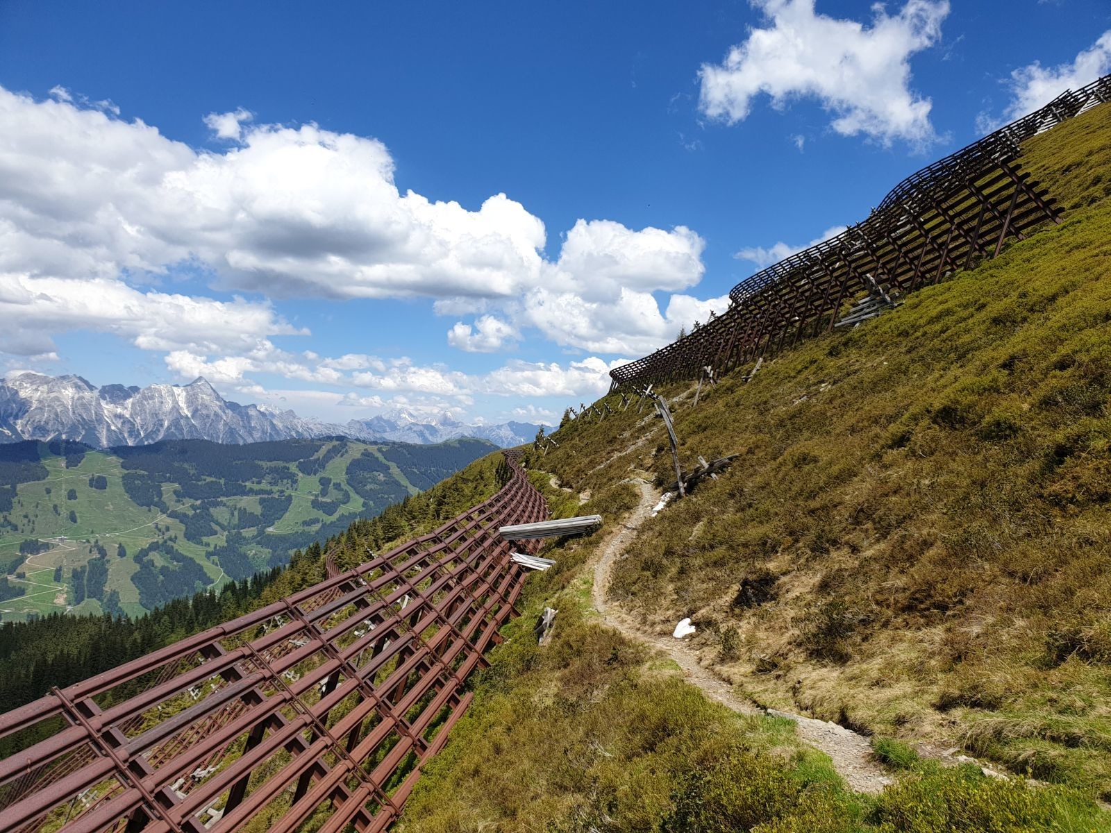 Und schließlich geht es ostwärts, durch die Lawinenverbauungen hindurch, in Richtung Schattberg-Sprinter.