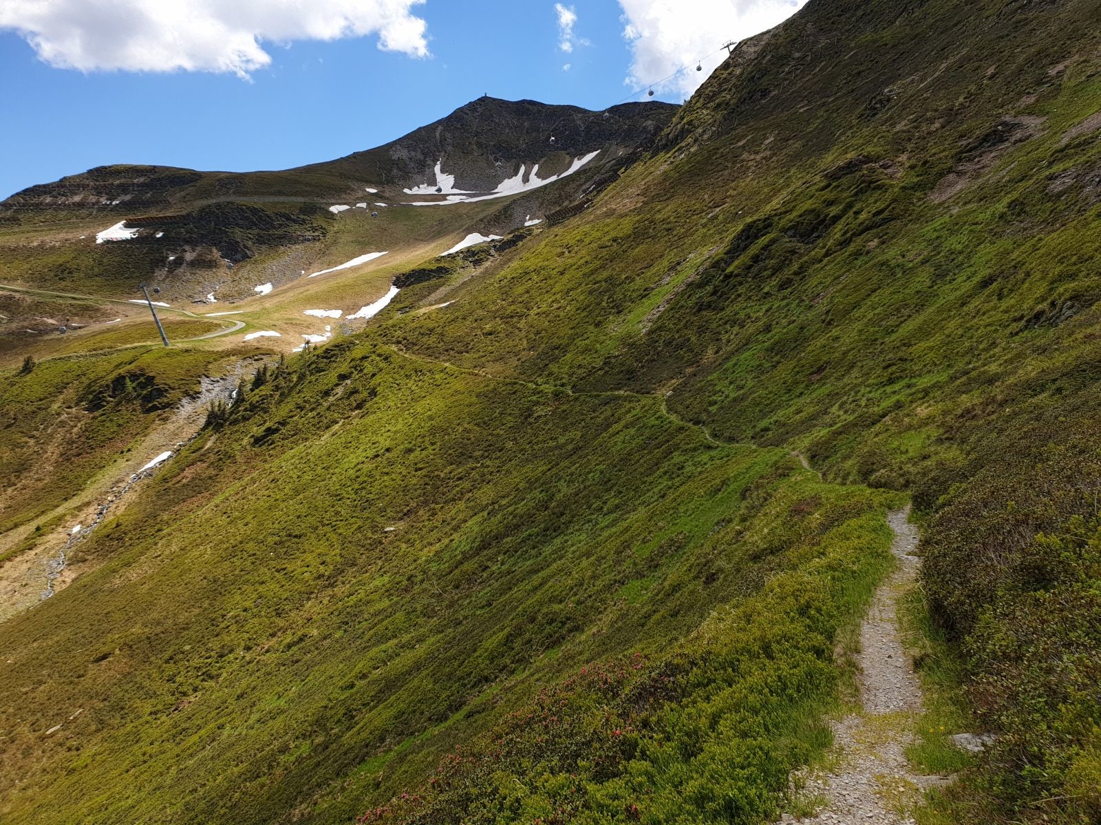 Schöner Wegverlauf am Steilhang. Im Winter kommt es hier nicht ohne Grund regelmäßig zu Lawinenabgängen!