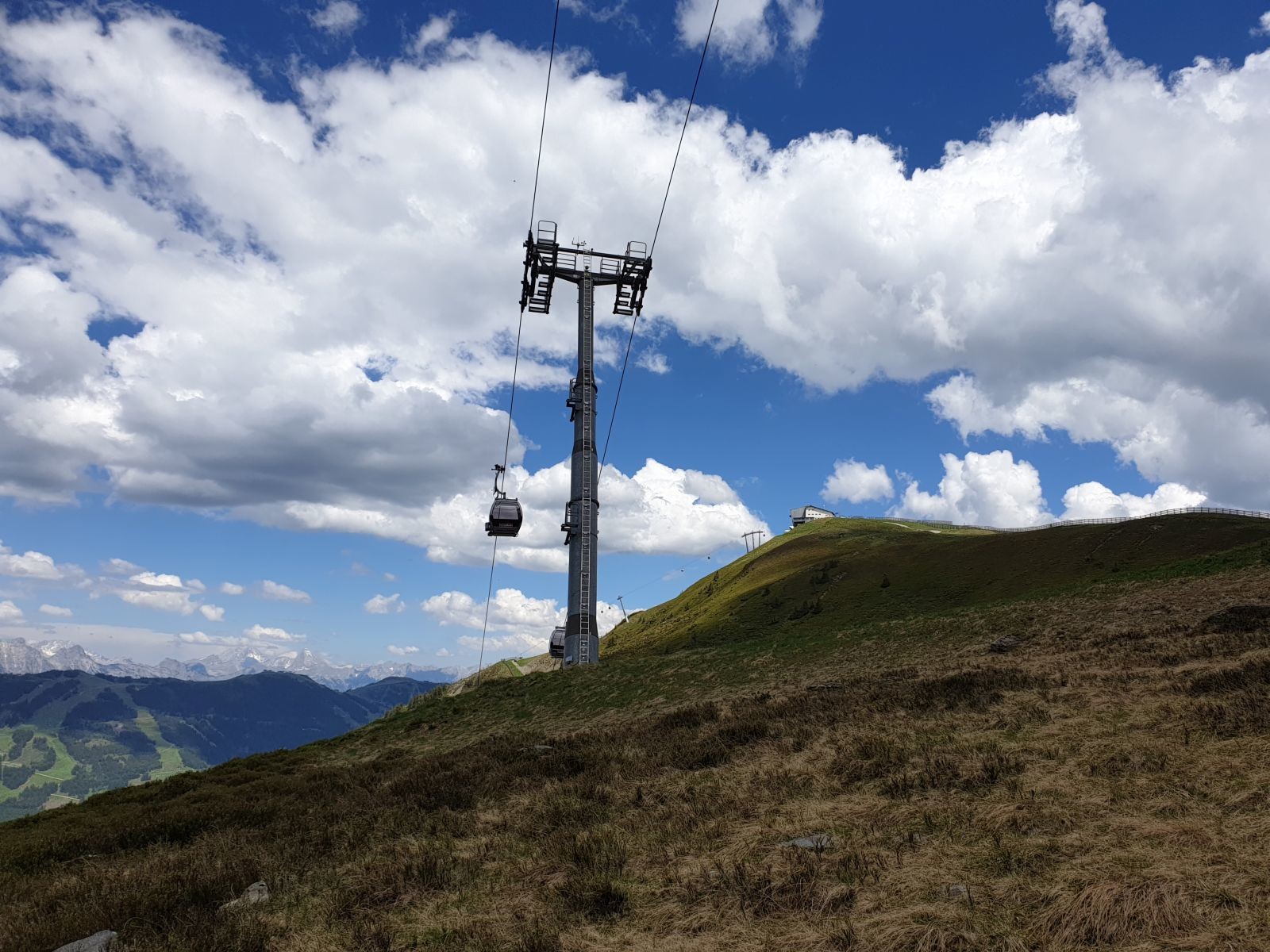 Schattberg-Sprinter und die schöne Hartlabfahrt im Hintergrund. Dann ging es die letzten Meter zur Bergstation hinauf, wo die Tour endete.