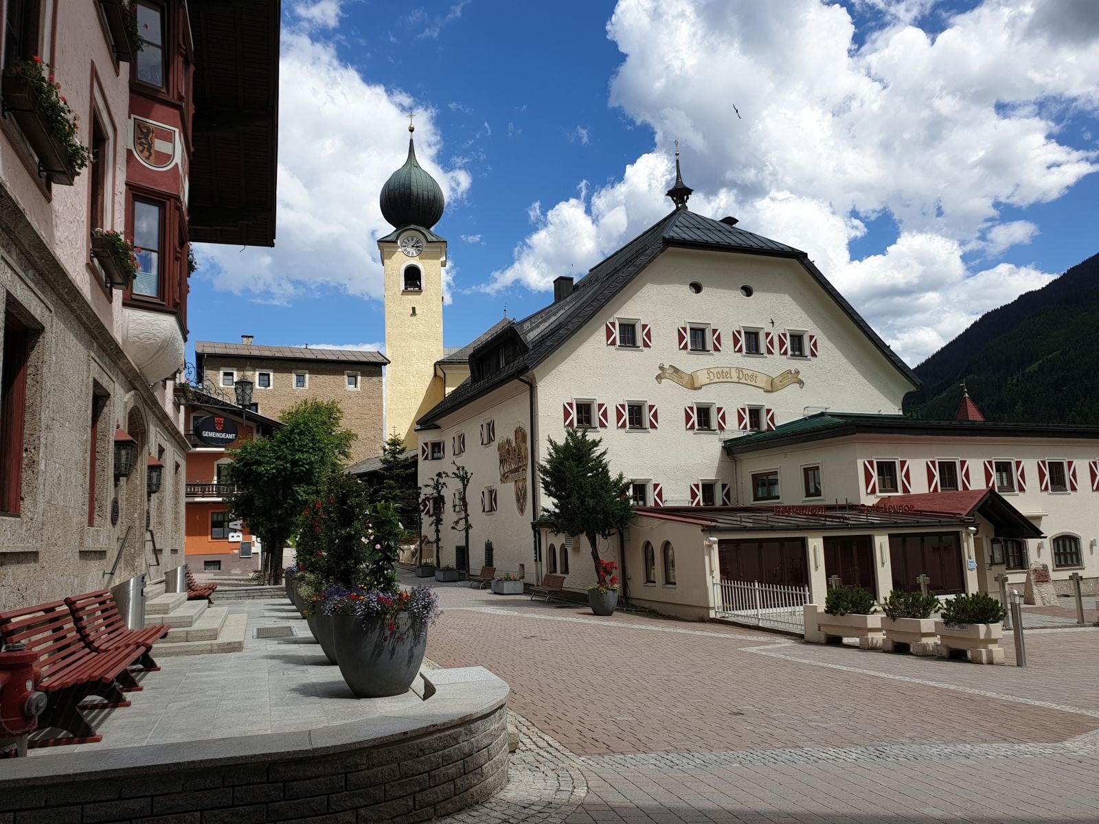 Im historischen Ortskern mit dem markanten Kirchturm