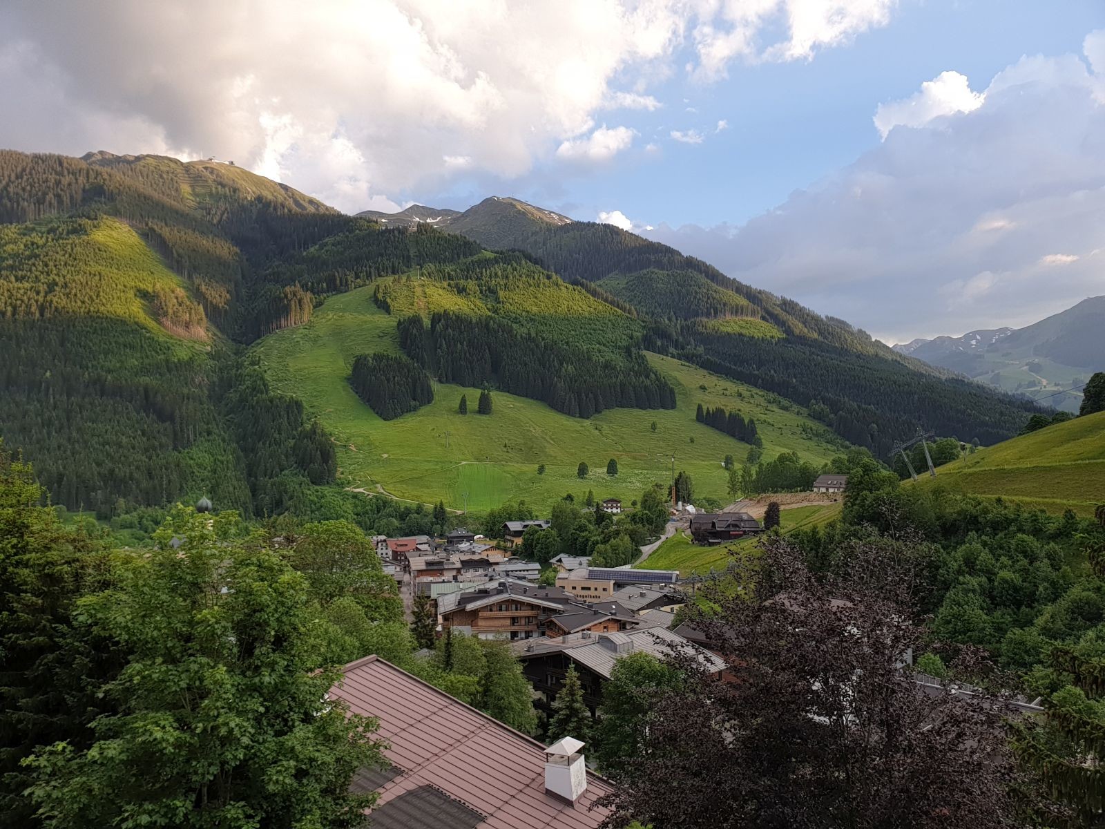 Abendlicher Blick von der Hotelterasse zurück zu den Schattbergen. Das war bestimmt eine schöne, kleine Runde. Schade, dass ich nicht dabei war, aber die Bilder lassen mich und euch wenigstens daran teilhaben! :-)