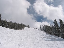 Das ist der Startsteilhang der &amp;quot;Golden Eagle&amp;quot;/&amp;quot;Birds of Prey&amp;quot; unpräpariert. Schaut auf die Bäume wg der Steilheit. Man sieht schön die Masten für die Fangnetze, auch eine Kameraplattform steht weiter unten. Aber da im Schuß hinunter? -