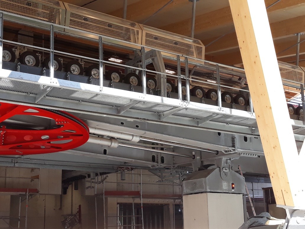 Talstation: hier sieht man die Abspannung bei gespanntem Seil, aber ohne FBM