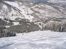Hier sieht man ganz schön WIE und WIE LANG es da STEIL hinunter geht
