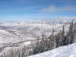 Phantastische Fernblicke über die Weite Colorados. In Bildmitte etwa das Haupttal mit der Interstate-70