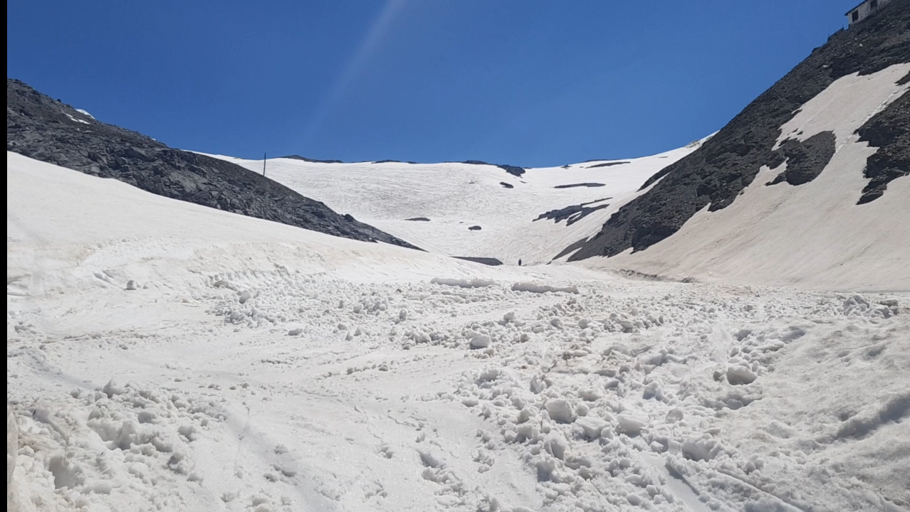 Viel Sand auf dem Schnee