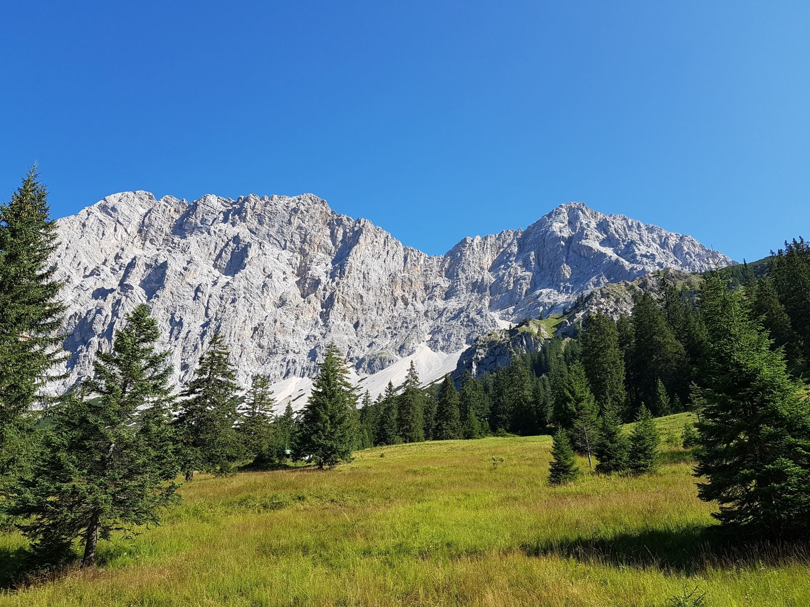 Auch im Südosten stehen schöne Gebirgswände des Zugspitzmassivs.