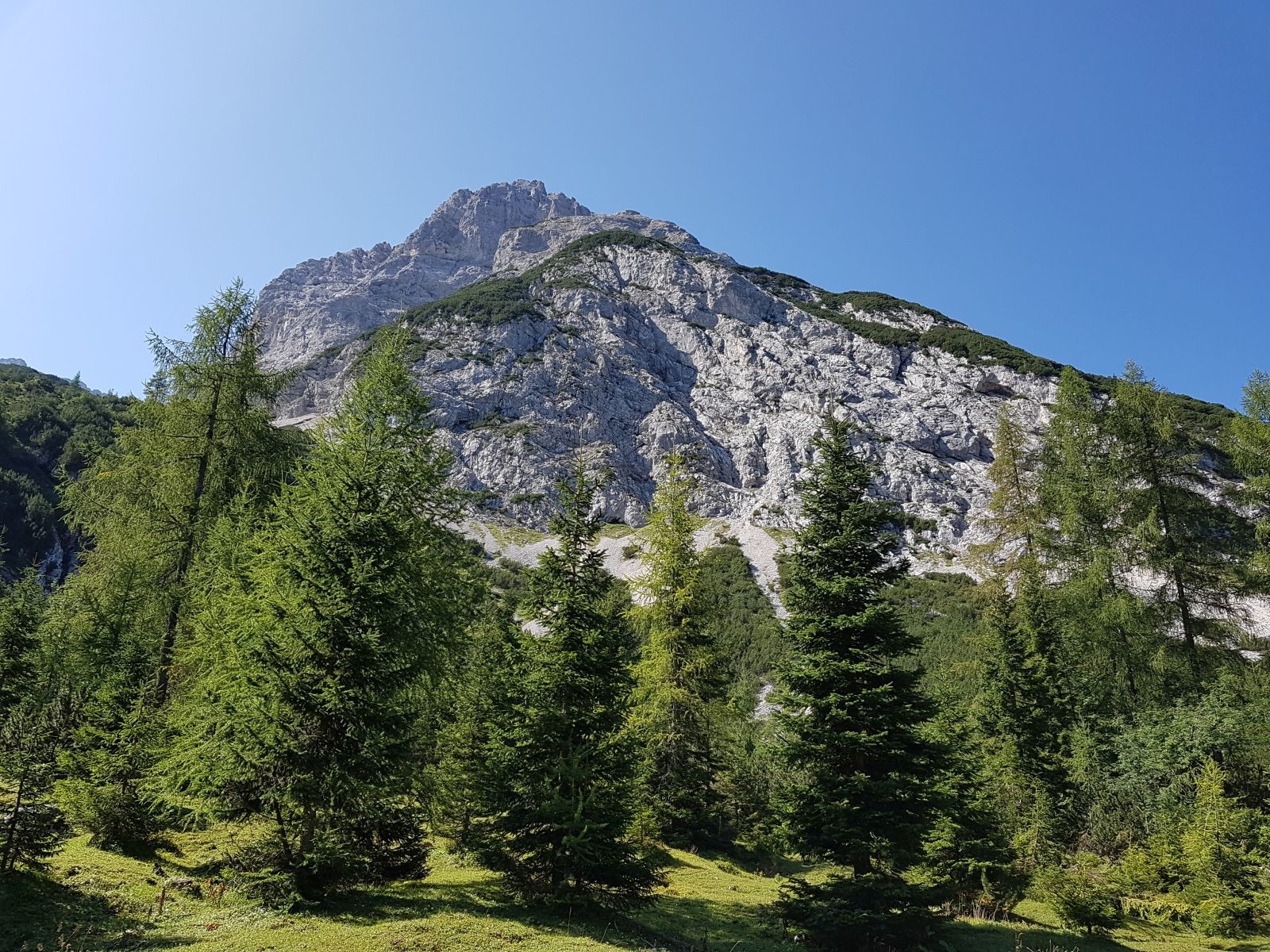 Das hat schon was, zwischen solchen Felsklötzen durchzulaufen.