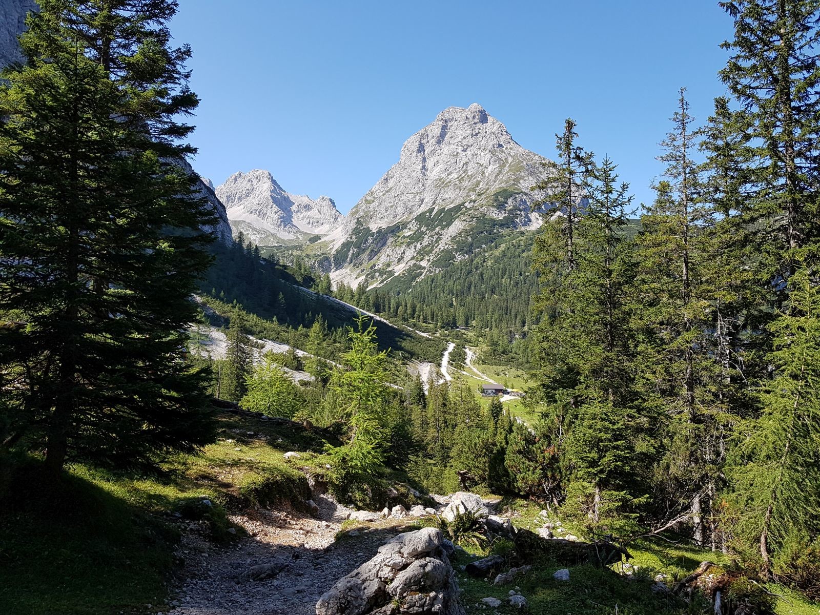 Wir nähern uns unserem Zwischenziel. Der Seebensee liegt noch etwas weiter oben, eingebettet am Fuße der hohen Berge.