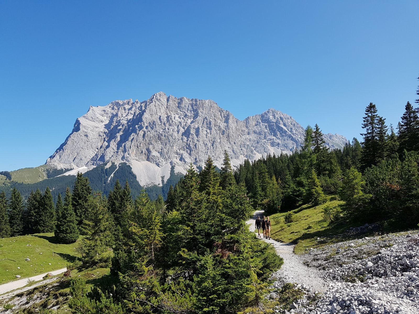 Rückblick. Im Hintergrund sieht man wieder das Zugspitzmassiv.