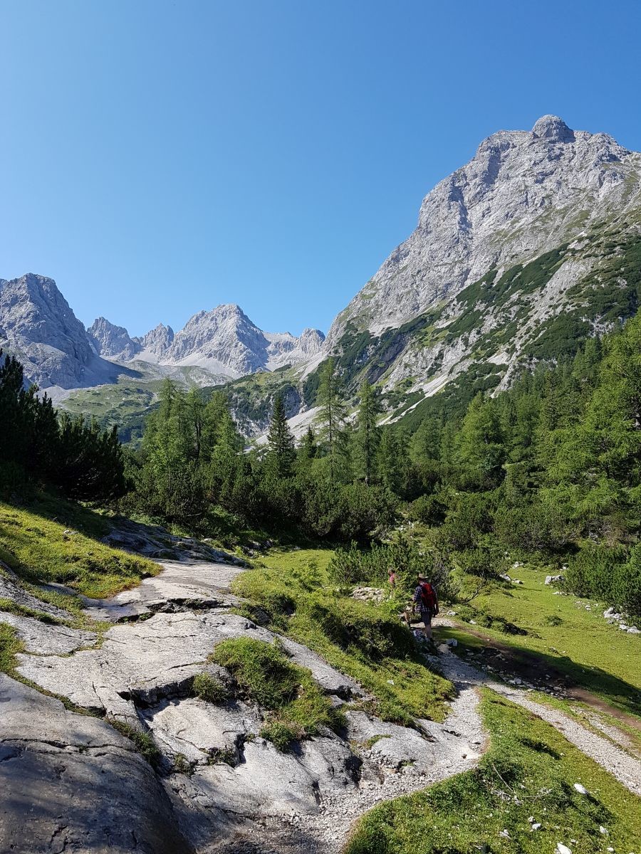 Ehe wir diesen kleinen, gemütlichen Pfad nahmen, um die letzten Meter zum See zurückzulegen.