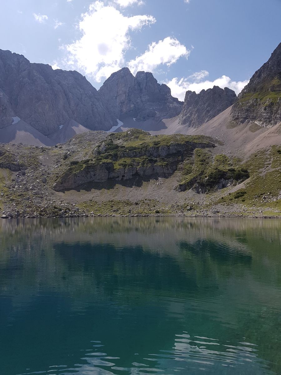 Hier liegt auch der ebenso schöne Drachensee. Es gibt auch noch etliche Wanderwege, die von hier auf die umliegenden Gipfel starten und welche auch jetzt gegen 14 Uhr noch fleißig bergauf begangen wurden. Da frage ich mich, wann die Leute spätabends wieder im Tal ankommen werden? Aber die Wege sahen echt toll aus!