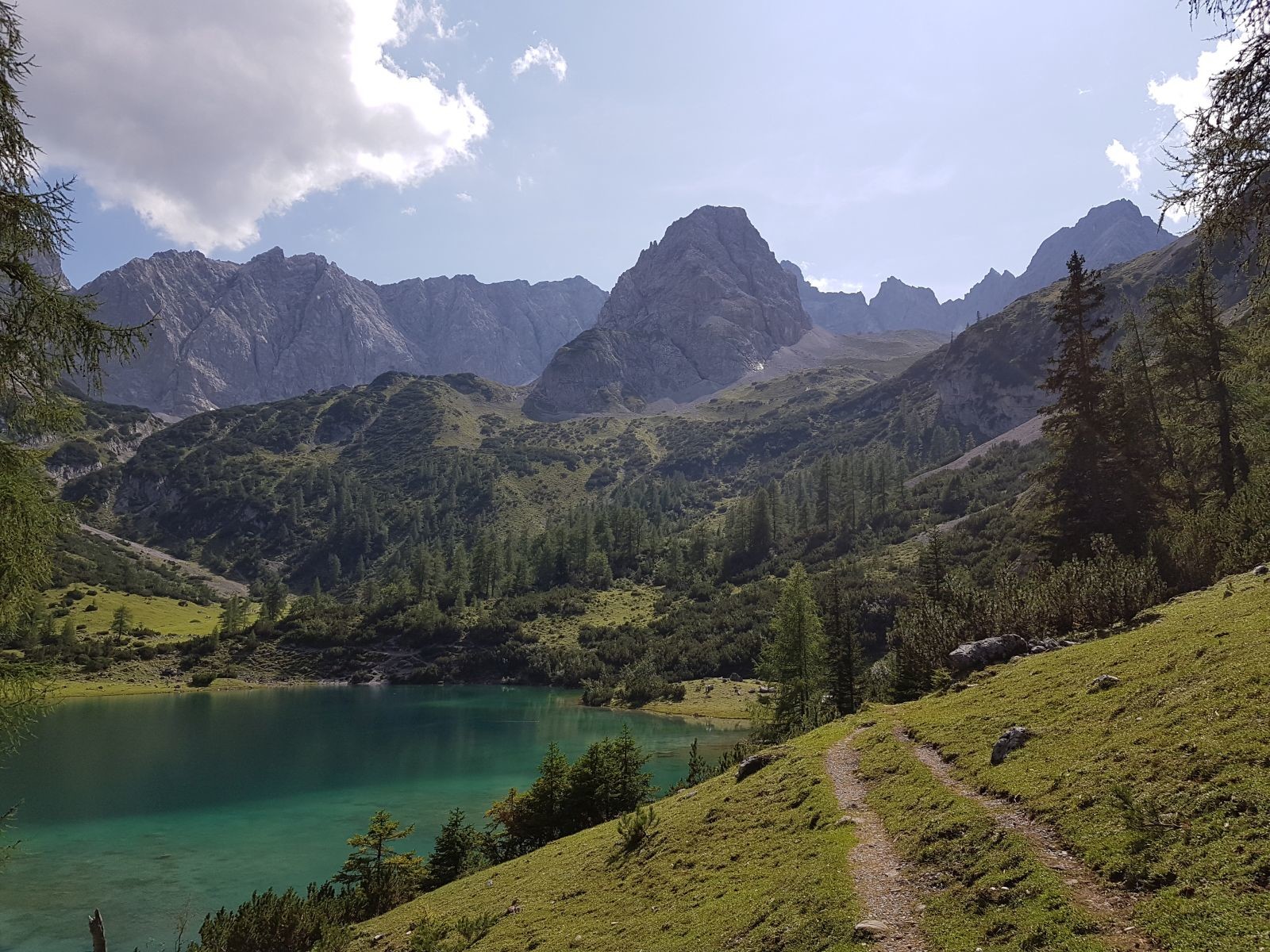 Unglaublich schöner Rückblick! Das gute Auge sieht links neben der Bergspitze, ich bilde mir ein, der Name war Drachenkopf, auf dem begrünten Bergrücken die Coburger Hütte.