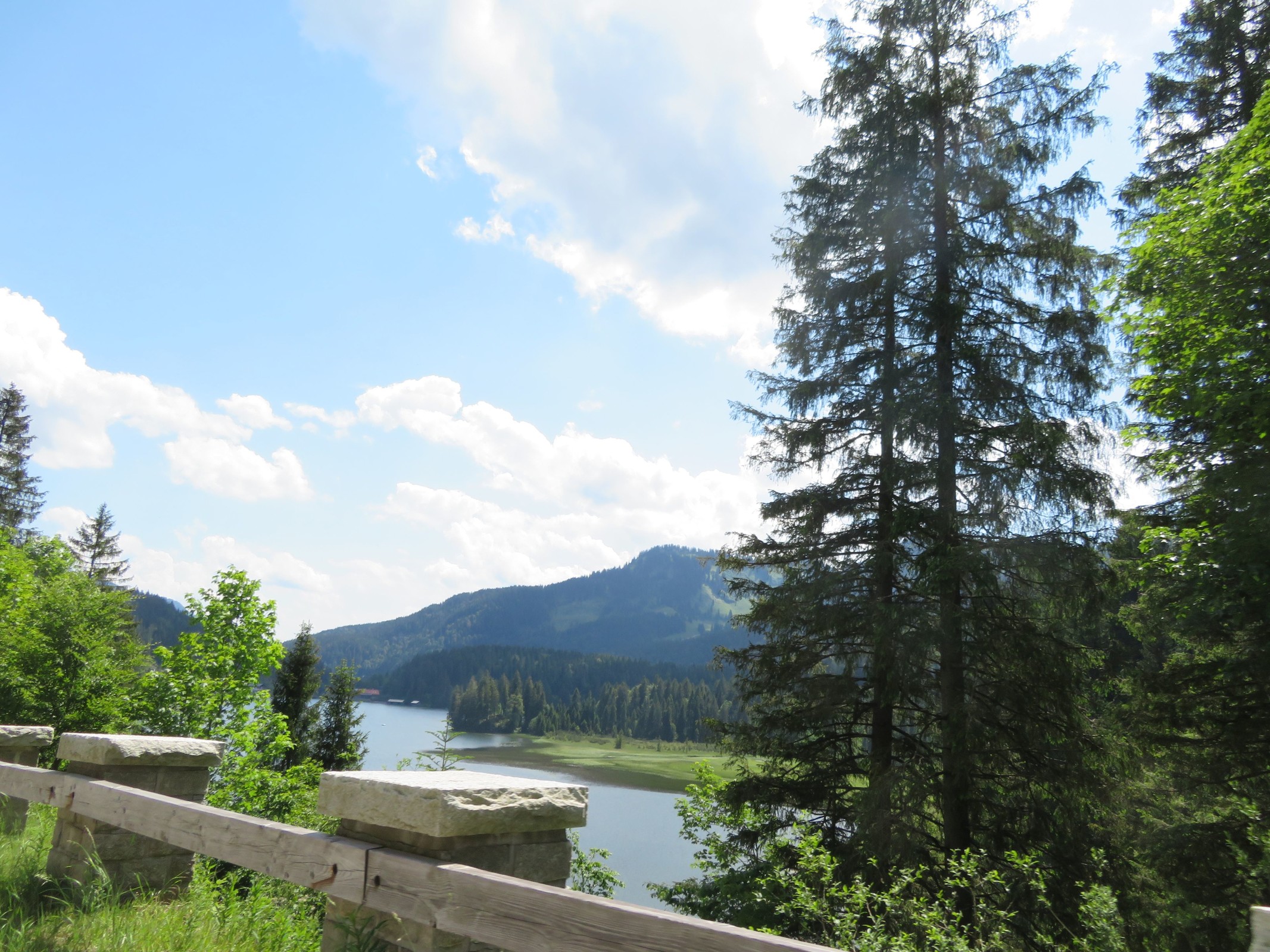 Jetzt machten wir einen Abstecher zum Spitzingsee nachdem wir von Gmund am Tegernsee über den Schliersee hierher gefahren waren. Hier erhaschen wir einen ersten Blick von der Straße auf den kleinen See.
