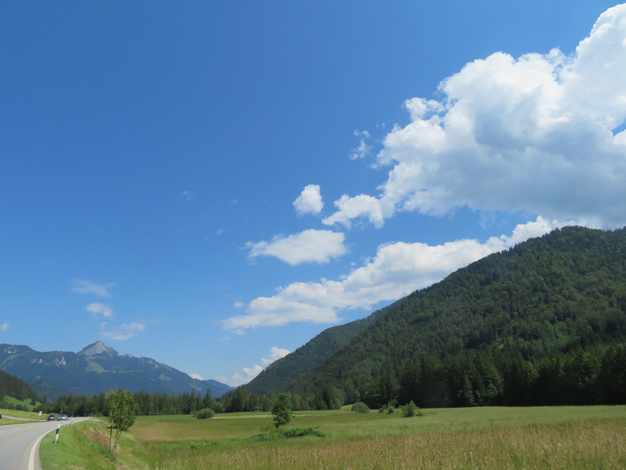 Hier befinden wir uns auf der B307 zwischen Schliersee und Bayrischzell. Der "hohe" Berg links im Bild ist der 1.838 m hohe Wendelstein.