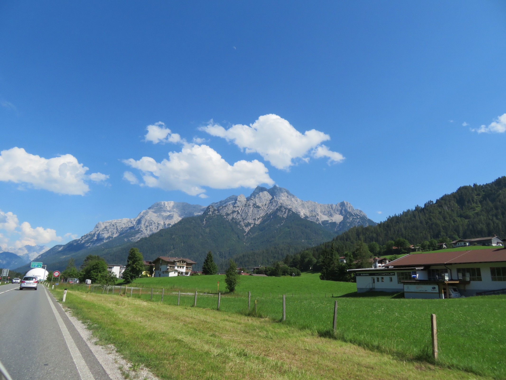 Mittlerweile sind wir in Österreich. Hier der Sprung nach Waidring. Aufgenommen auf der B178 unmittelbar vor der 15-EUB Waidring. Bildmittig sind die sich super ins Bild einfügenden Loferer Steinberge zu sehen.