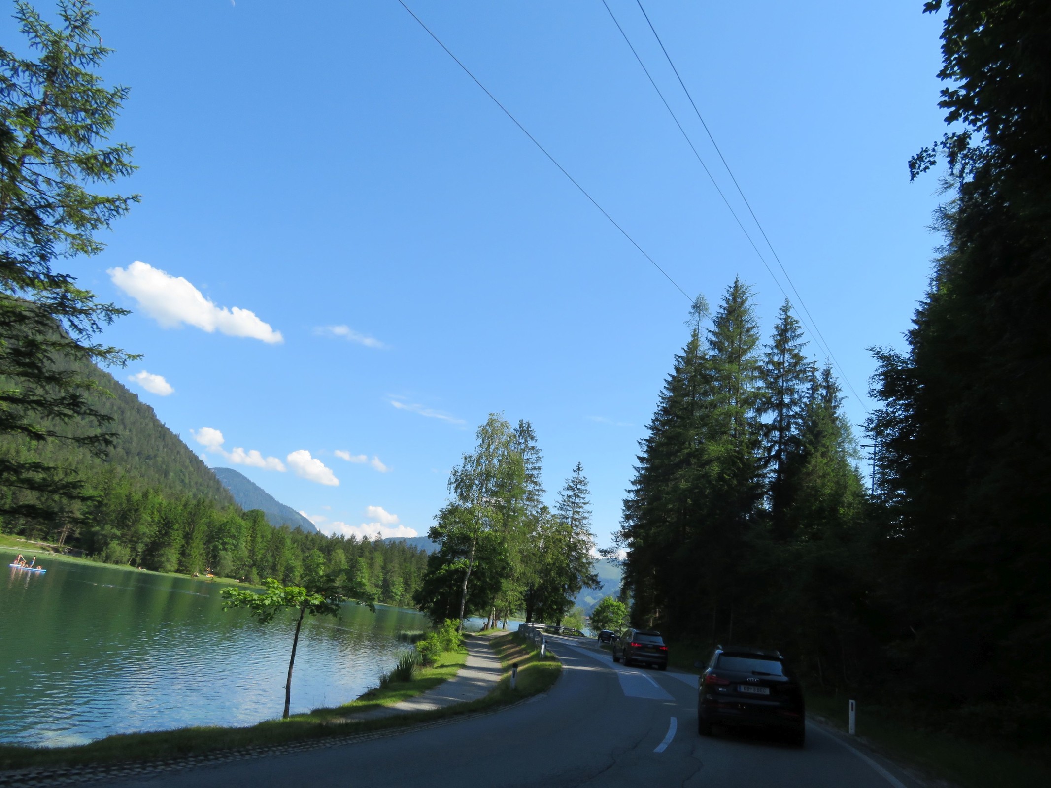 Jetzt befinden wir uns im Pillerseetal am Pillersee. Das Bild ist leider ein bisschen schief geworden, aber für freihand während der Fahrt vom Beifahrersitz ohne zu sehen, was man fotografier, weil ich die Kamera aufs Dach gehalten habe, doch ganz gut ;-).
