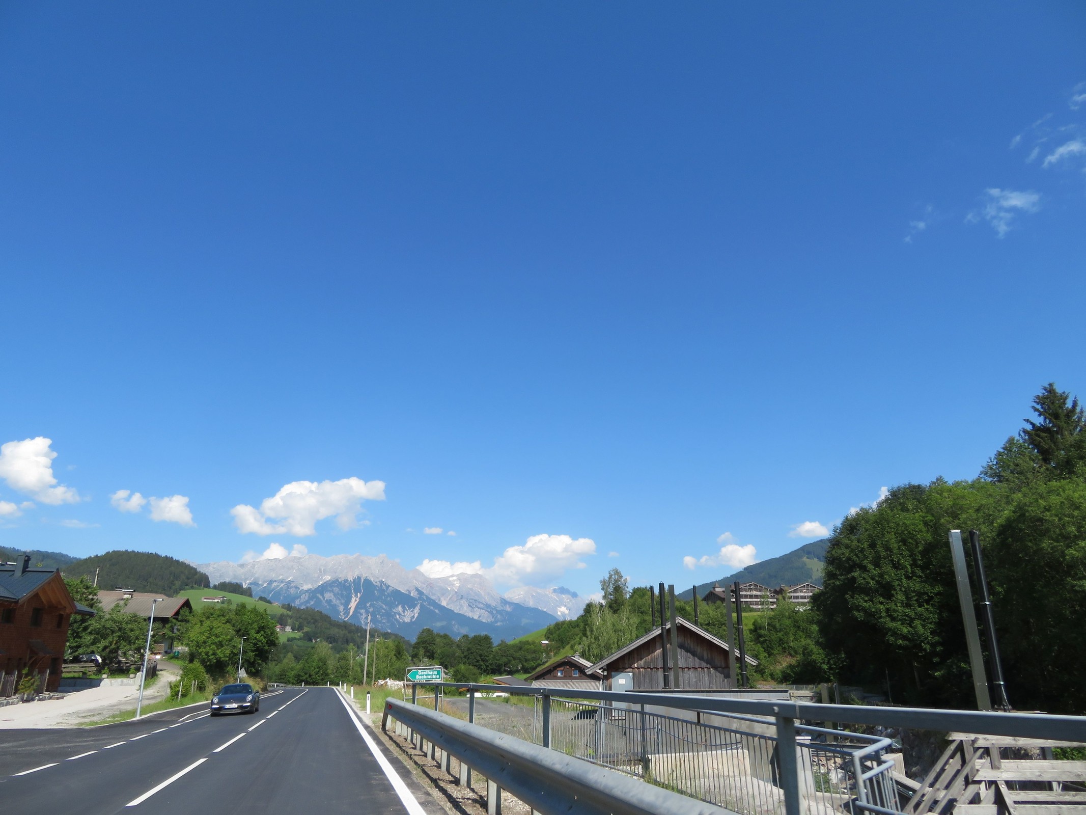 Mittlerweile sind wir schon in Leogang angekommen und im Hintergrund sehen wir hier das Steinerne Meer.