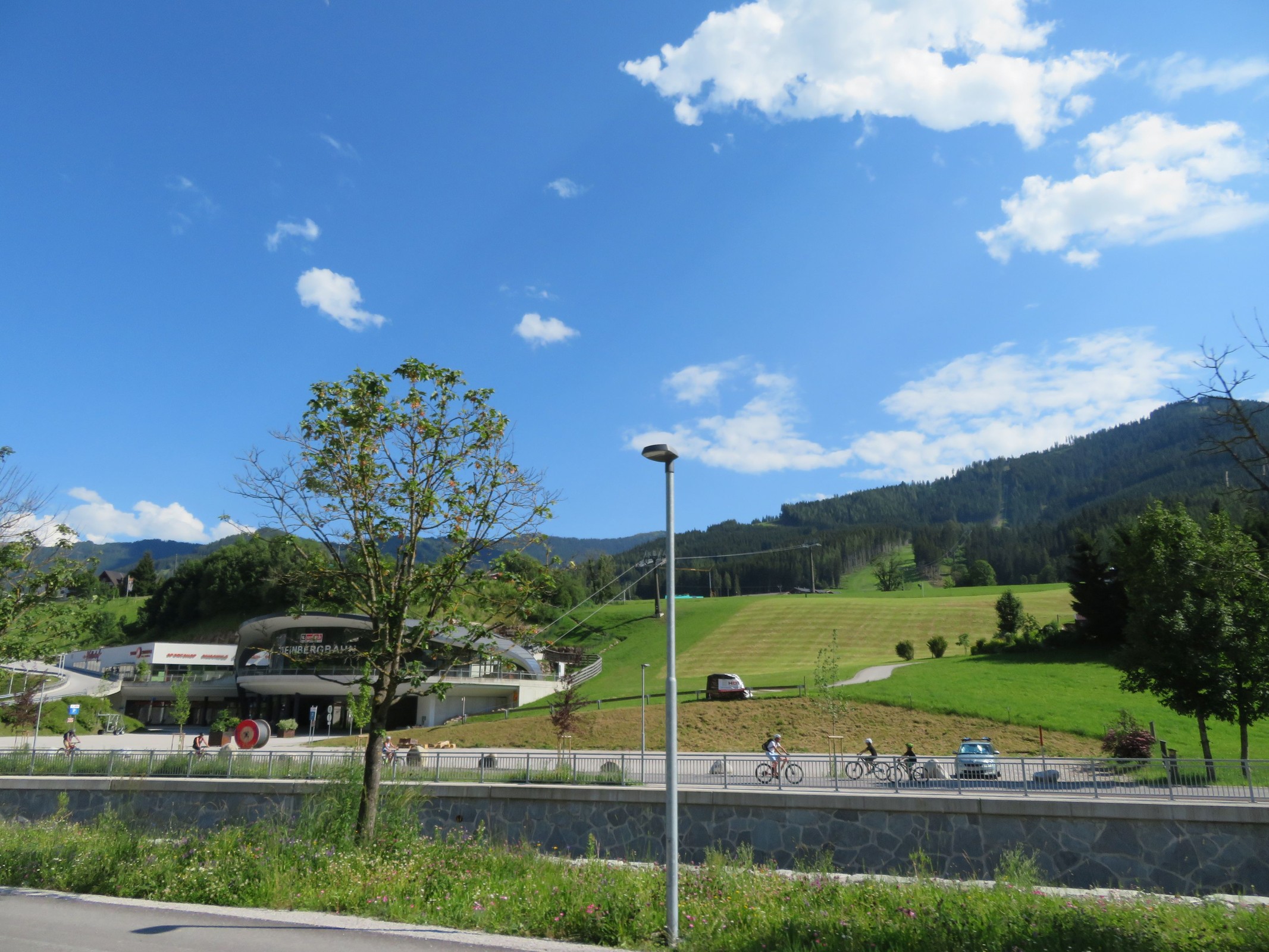 Talstation und Schlusshang der bzw. an der Steinbergbahn in Leogang.