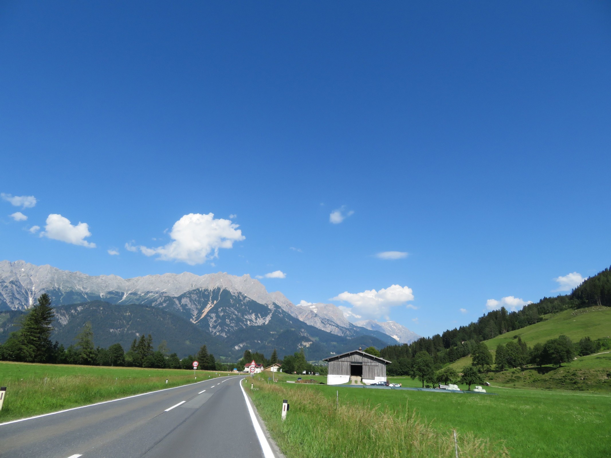 Weiterhin auf der B164 von Leogang nach Saalfelden am Steinernen Meer. Im Hintergrund sieht man links das Steinerne Meer und rechts im Hintergrund den Hochkönig. (Bei letzterem bin ich mir aber nicht zu 100 % sicher).)