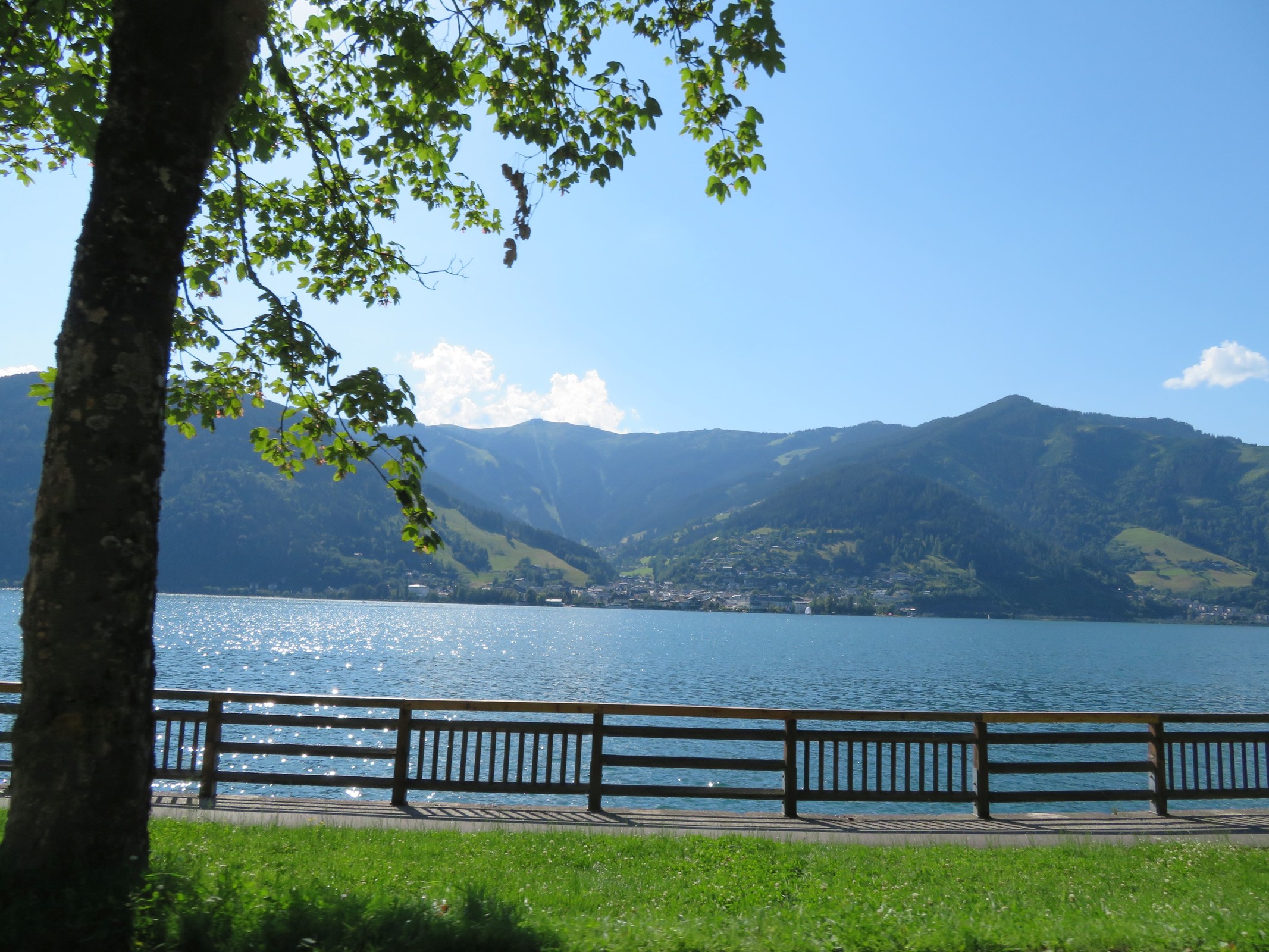 Blick über den Zeller See zur Schmittenhöhe, die 1.965 m hoch ist, von Thumersbach aus.