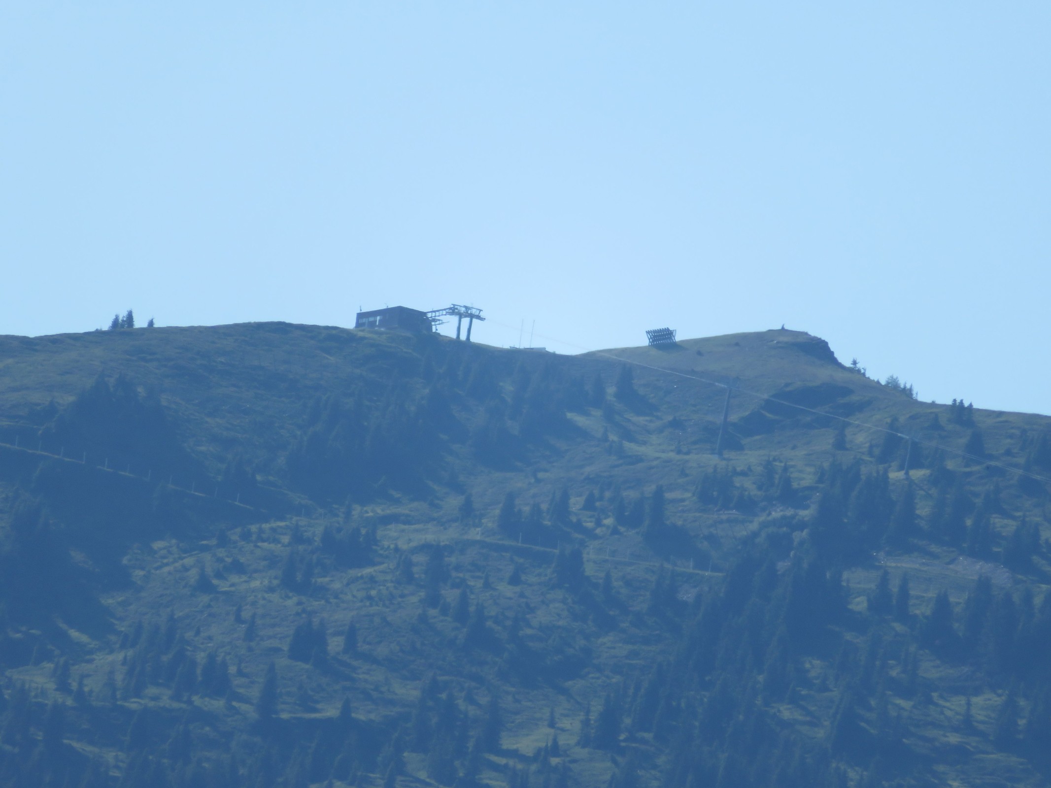 Zoom zum Saalersbachköpfl mit der Bergstation der Sonnengratbahn.