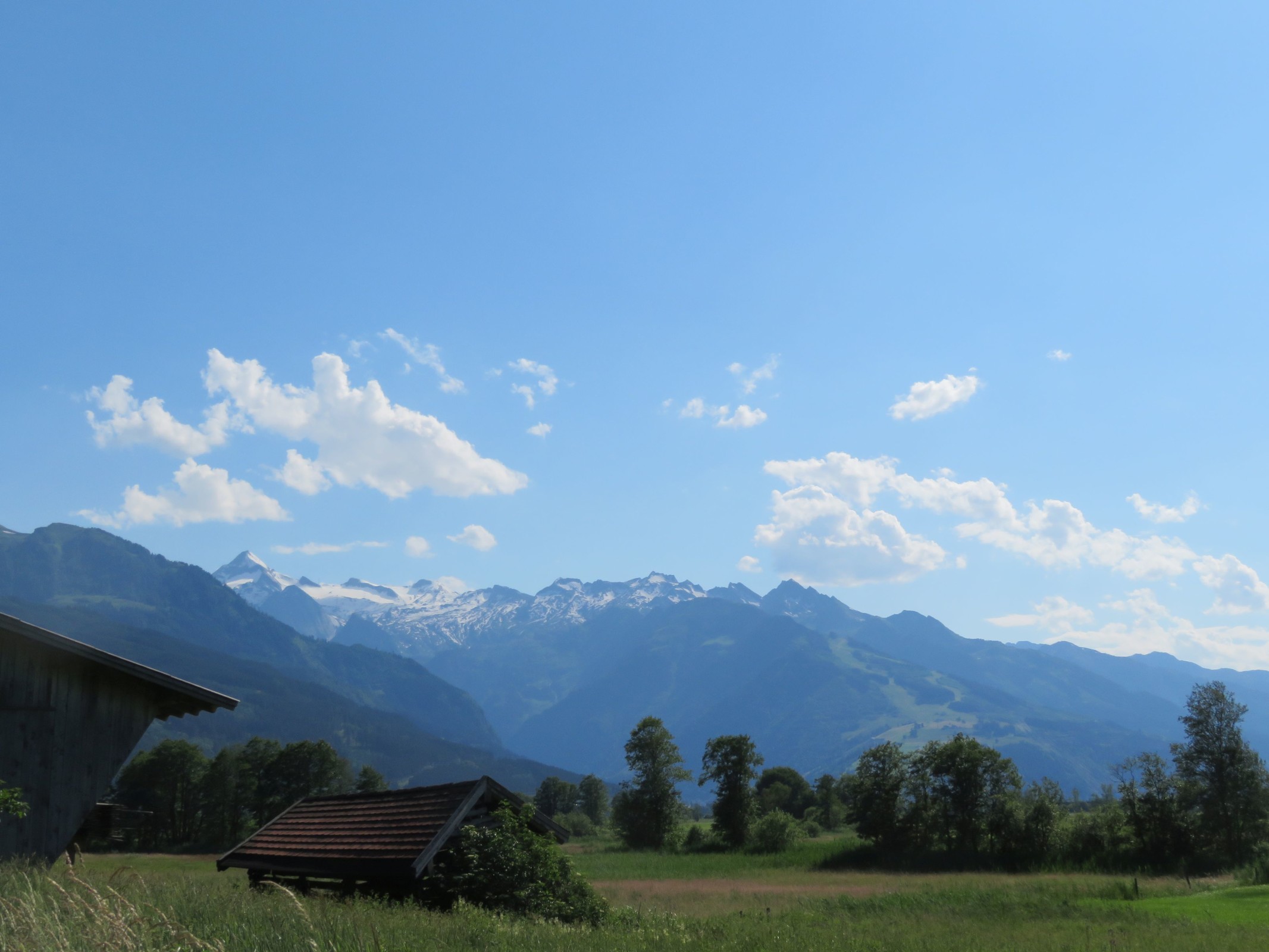 Blick zum Kitzsteinhorn &amp; Maiskogel von der Straße zwischen Thumersbach und Bruck an der Großglocknerstraße.